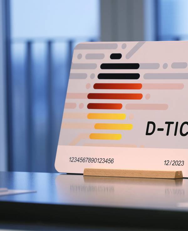 Deutschlandticket auf einem Tisch