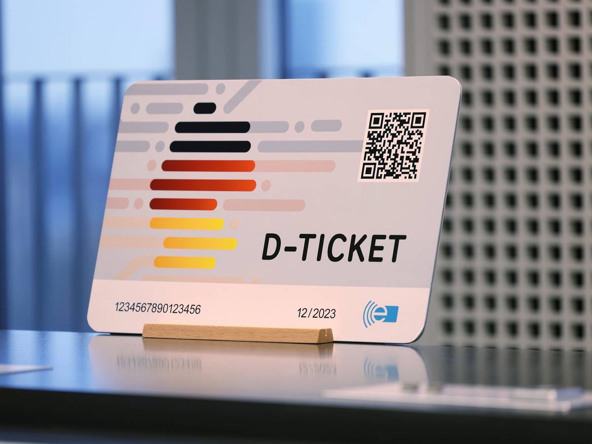 Deutschlandticket auf einem Tisch