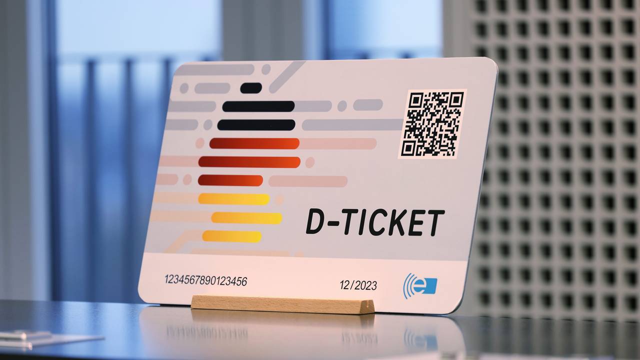 Deutschlandticket auf einem Tisch