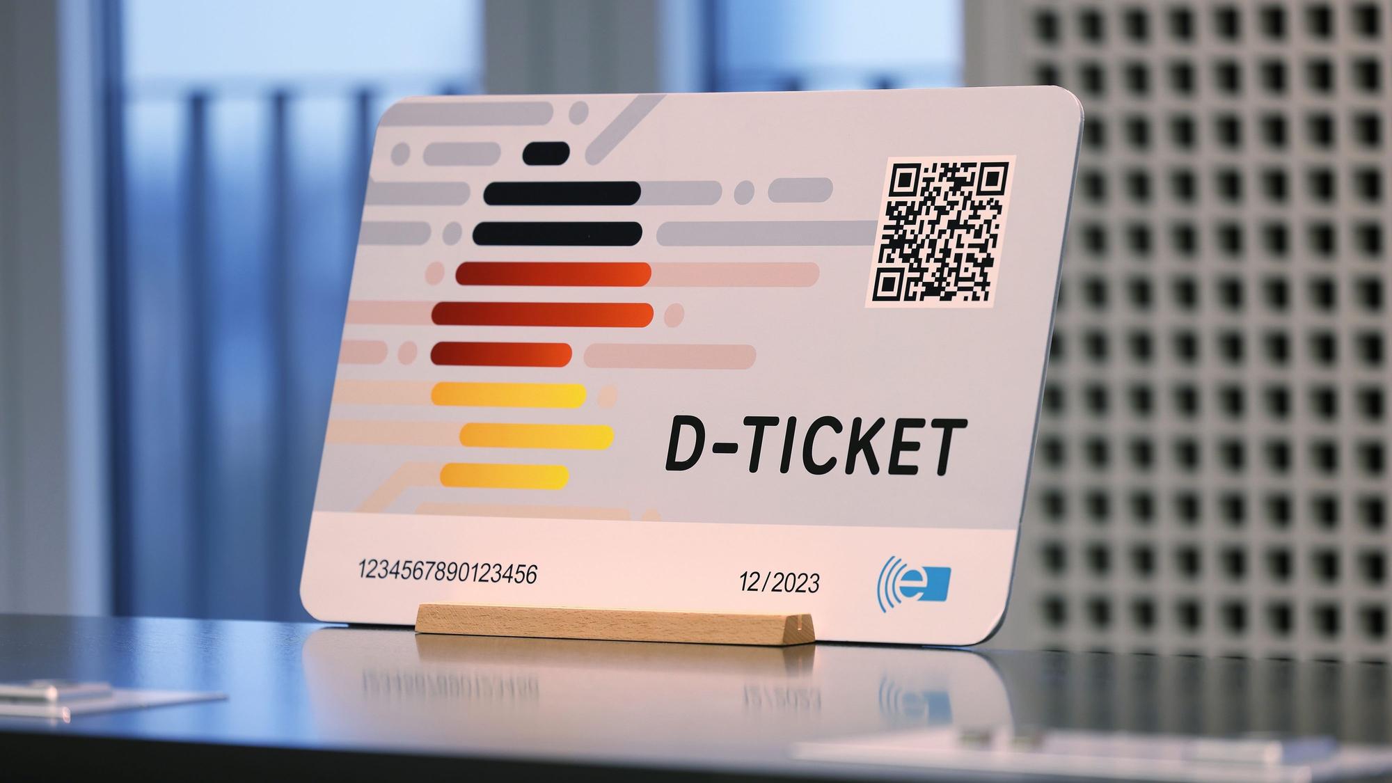 Deutschlandticket auf einem Tisch