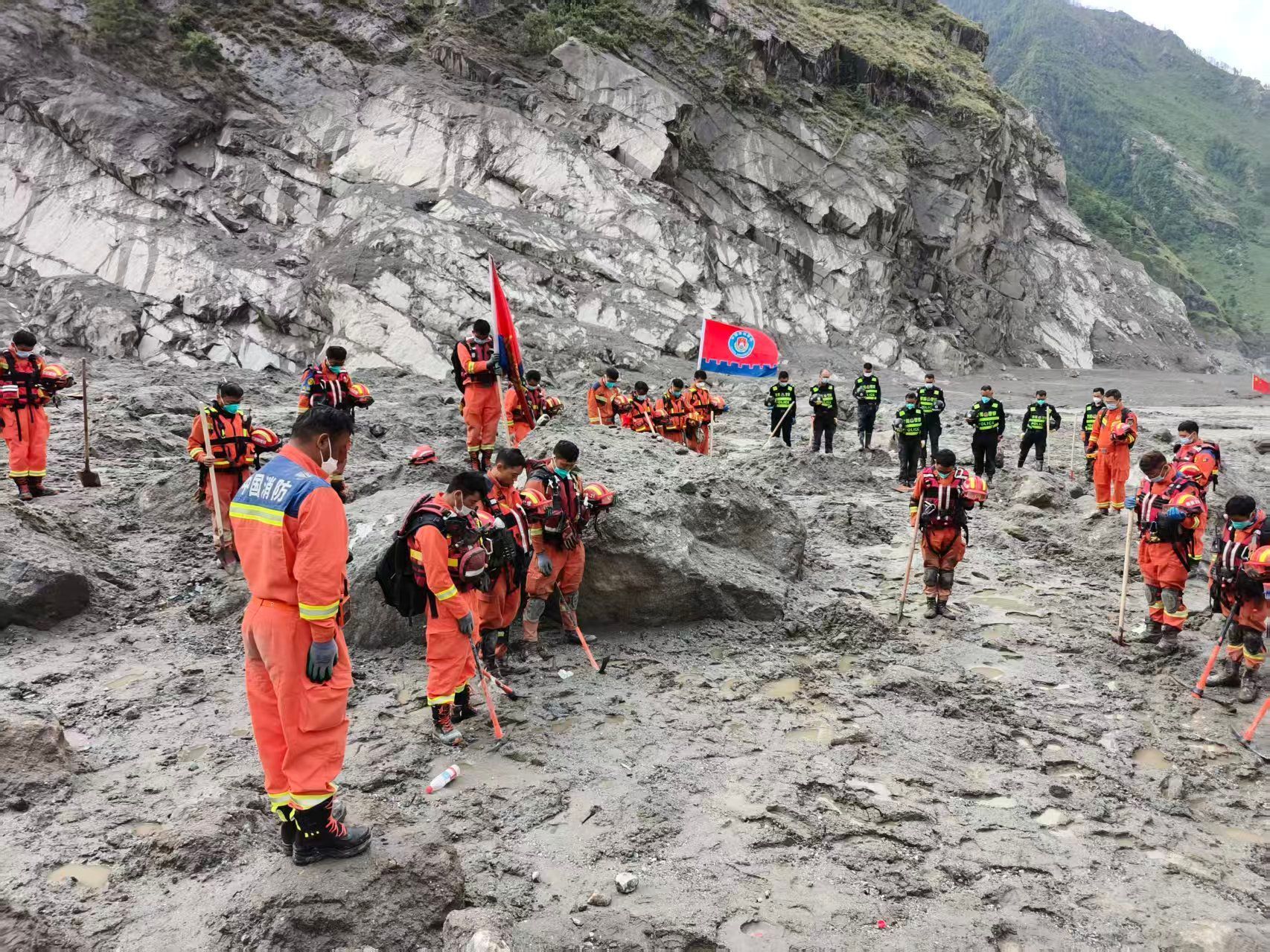 Rettungskräfte legen eine Schweigeminute für die Opfer des Schlammlawinenunglücks vom 26. August in der Nähe des Hafens von Gyirong im Kreis Gyirong in der Autonomen Region Xizang im Südwesten Chinas ein.