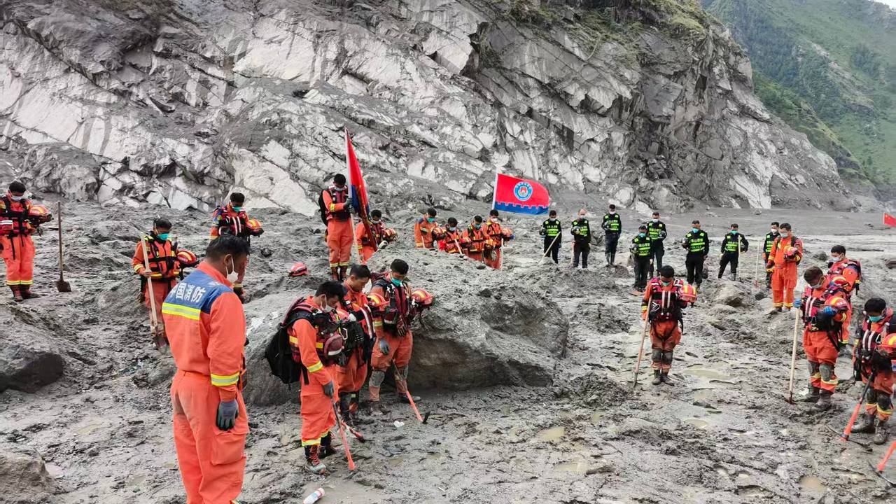Rettungskräfte legen eine Schweigeminute für die Opfer des Schlammlawinenunglücks vom 26. August in der Nähe des Hafens von Gyirong im Kreis Gyirong in der Autonomen Region Xizang im Südwesten Chinas ein.