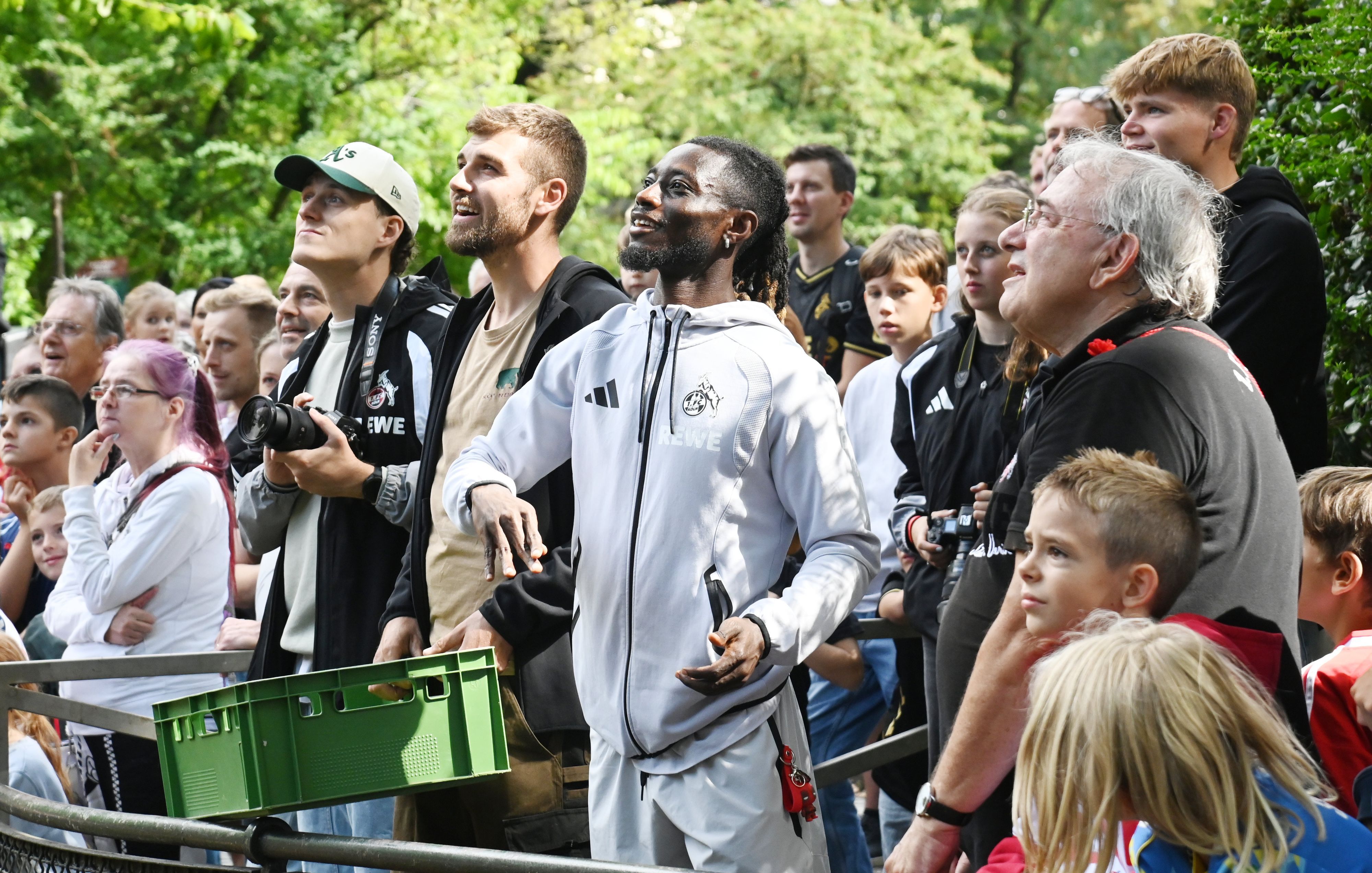 Umringt von Fans füttert Gideon Mensah im Zoo die Paviane.