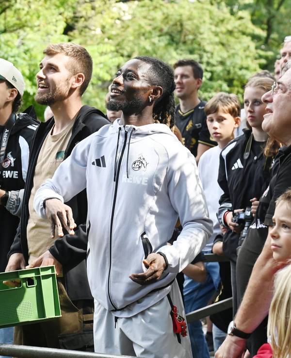 Umringt von Fans füttert Gideon Mensah im Zoo die Paviane.