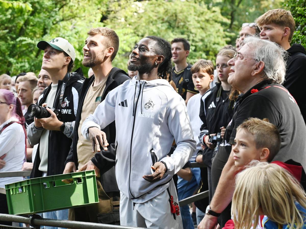 Umringt von Fans füttert Gideon Mensah im Zoo die Paviane.
