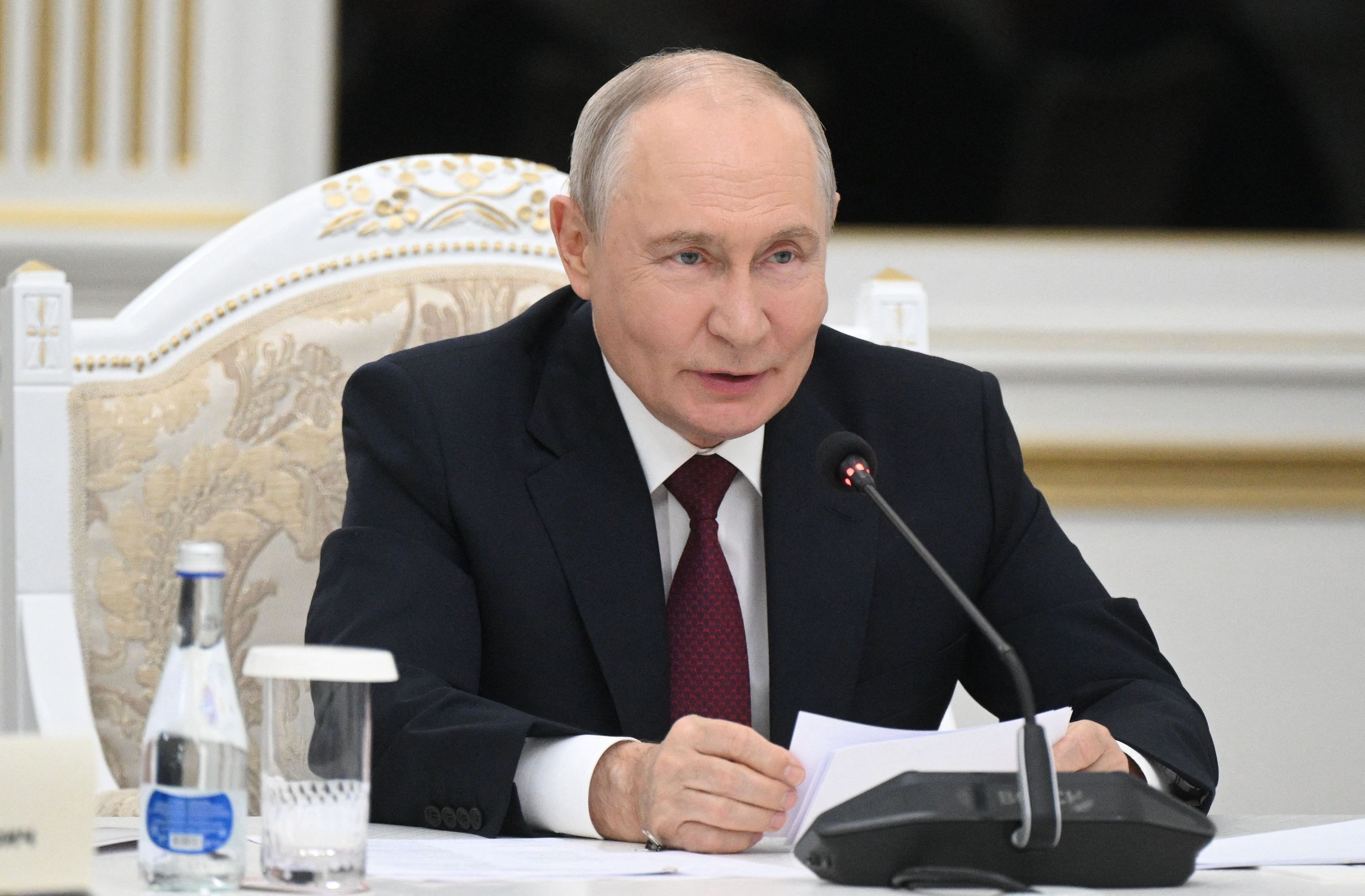 Bei einer Pressekonferenz spricht Wladimir Putin.