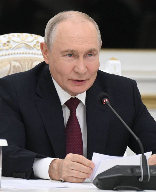 Bei einer Pressekonferenz spricht Wladimir Putin.