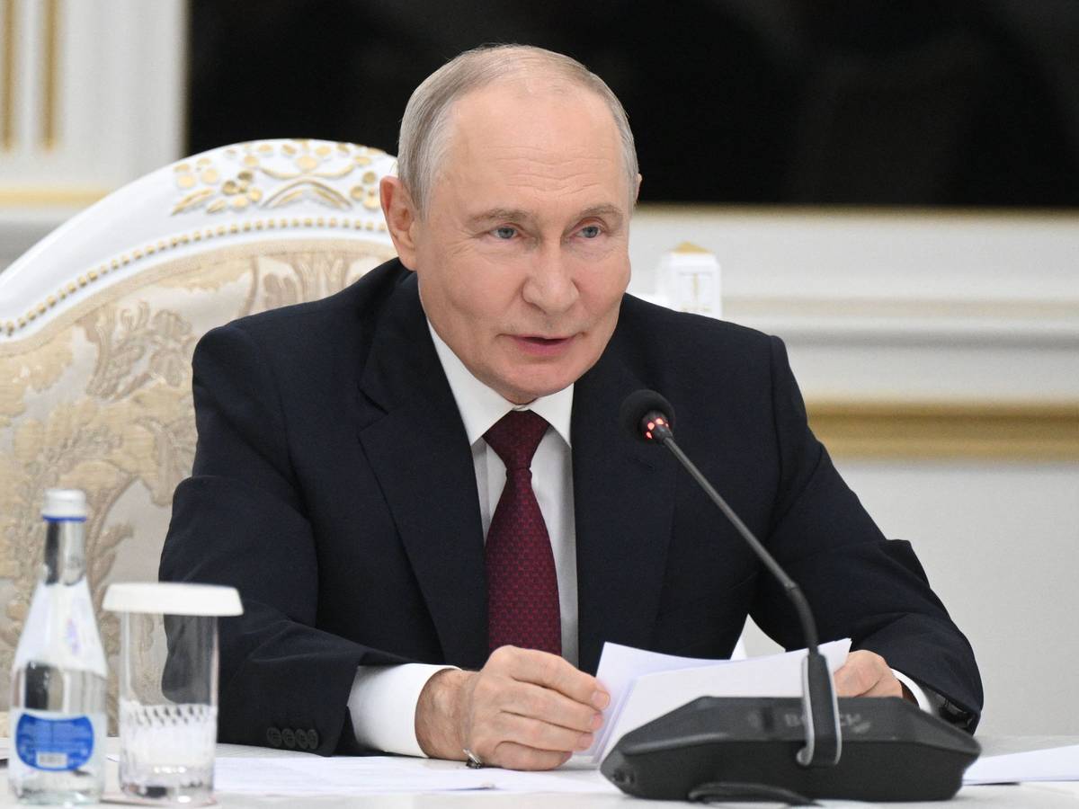 Bei einer Pressekonferenz spricht Wladimir Putin.