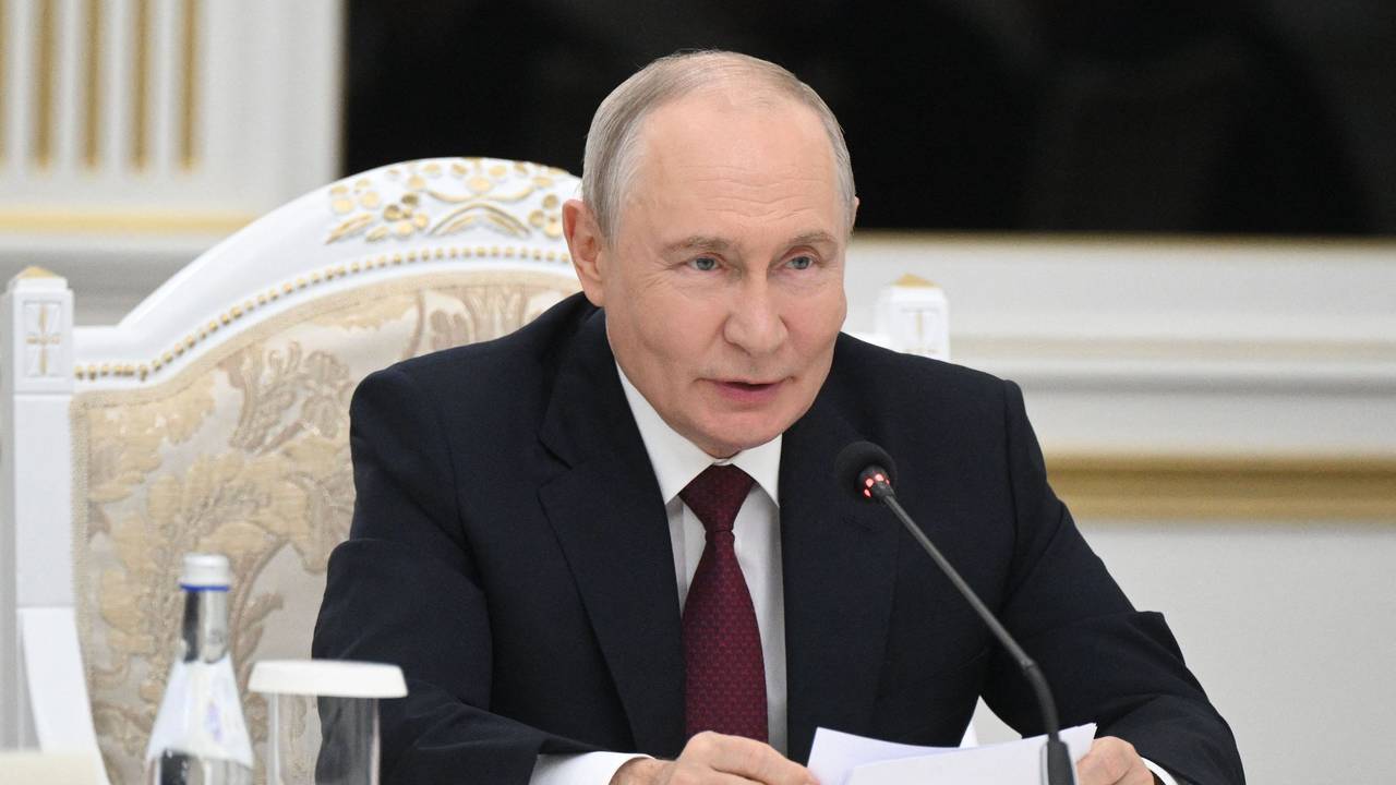 Bei einer Pressekonferenz spricht Wladimir Putin.