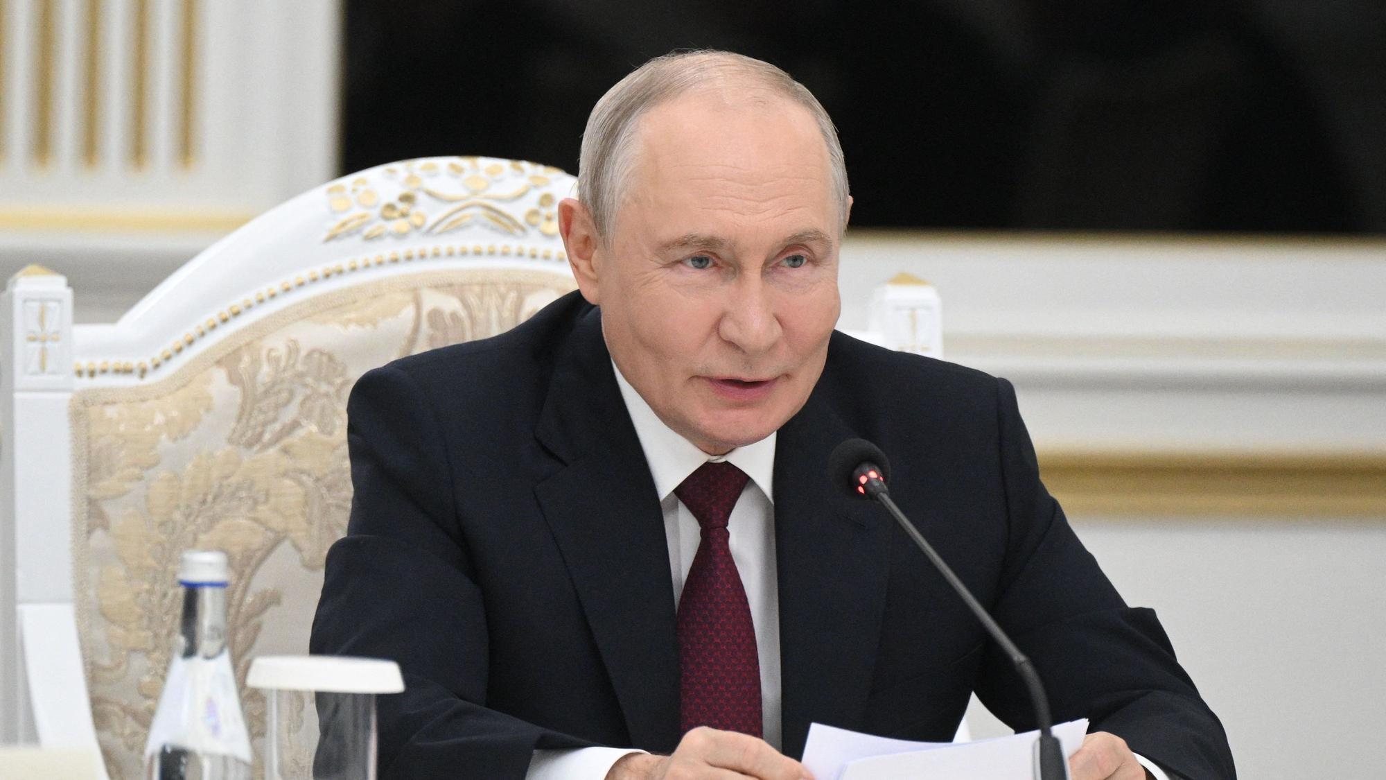 Bei einer Pressekonferenz spricht Wladimir Putin.