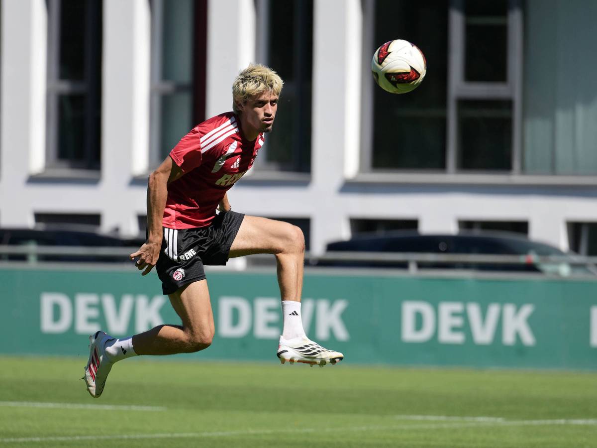 Im Training des 1. FC Köln nimmt Gil neves den Ball an.