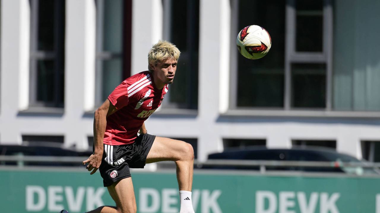 Im Training des 1. FC Köln nimmt Gil neves den Ball an.