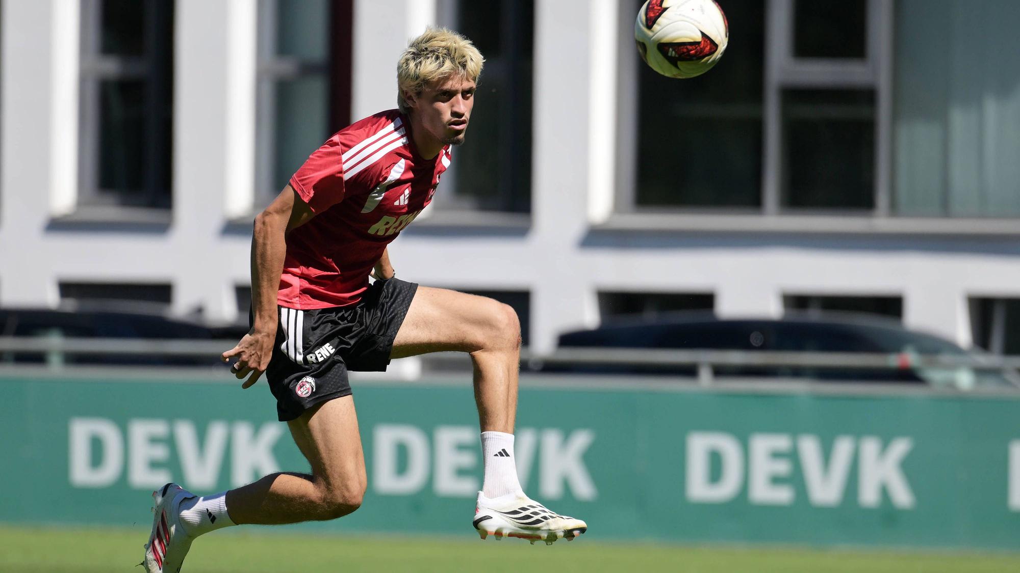 Im Training des 1. FC Köln nimmt Gil neves den Ball an.