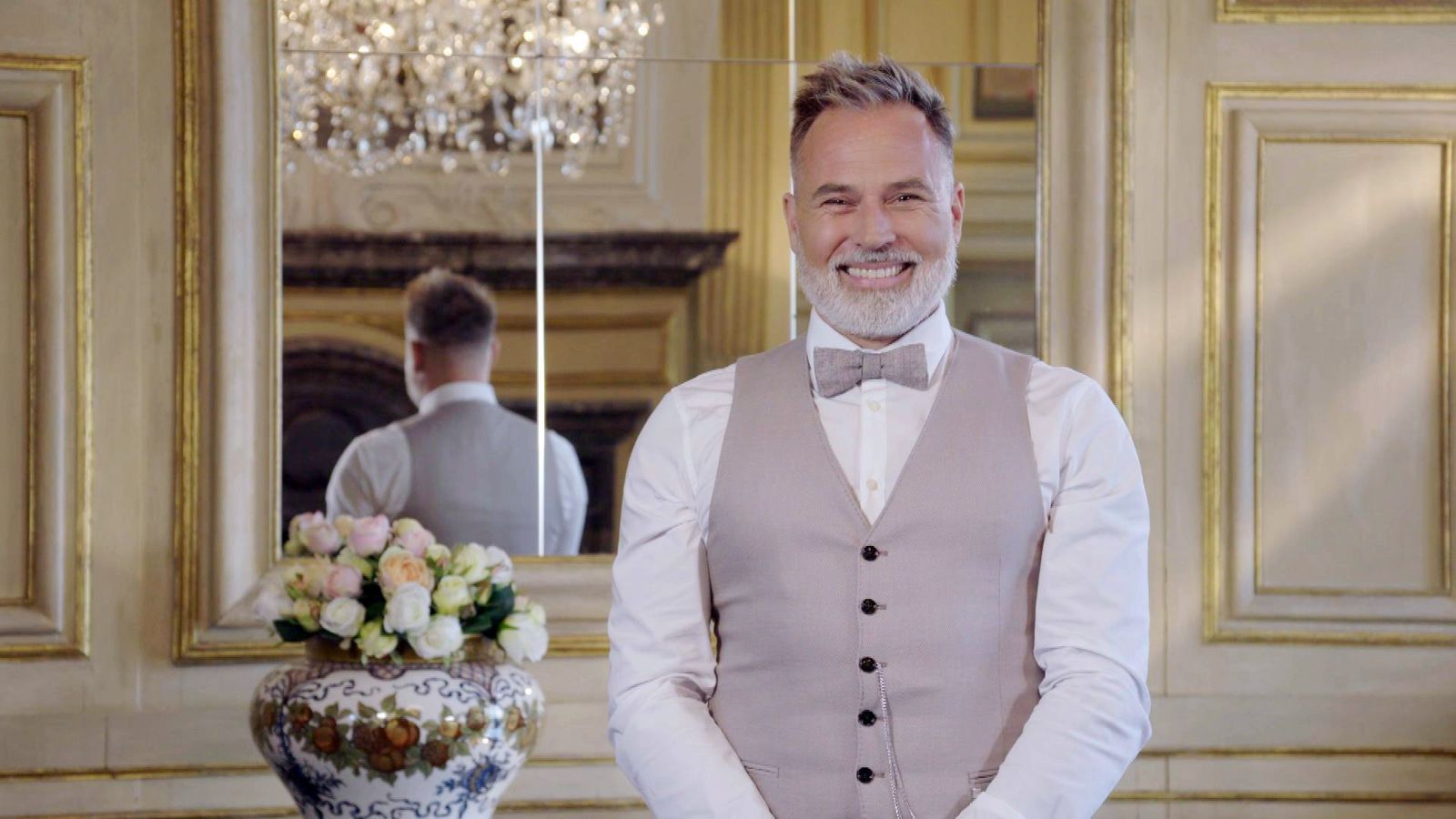 In der neuen ZDF-Sendung „Duell der Hochzeitsprofis“ (ab Sonntag, 6. September, 14.00 Uhr, sechs Folgen wöchentlich im ZDF) kämpft Hochzeitsexperte Froonck um Aufträge für pompöse Hochzeiten und romantische Trauungen. (Bild: TVNOW)