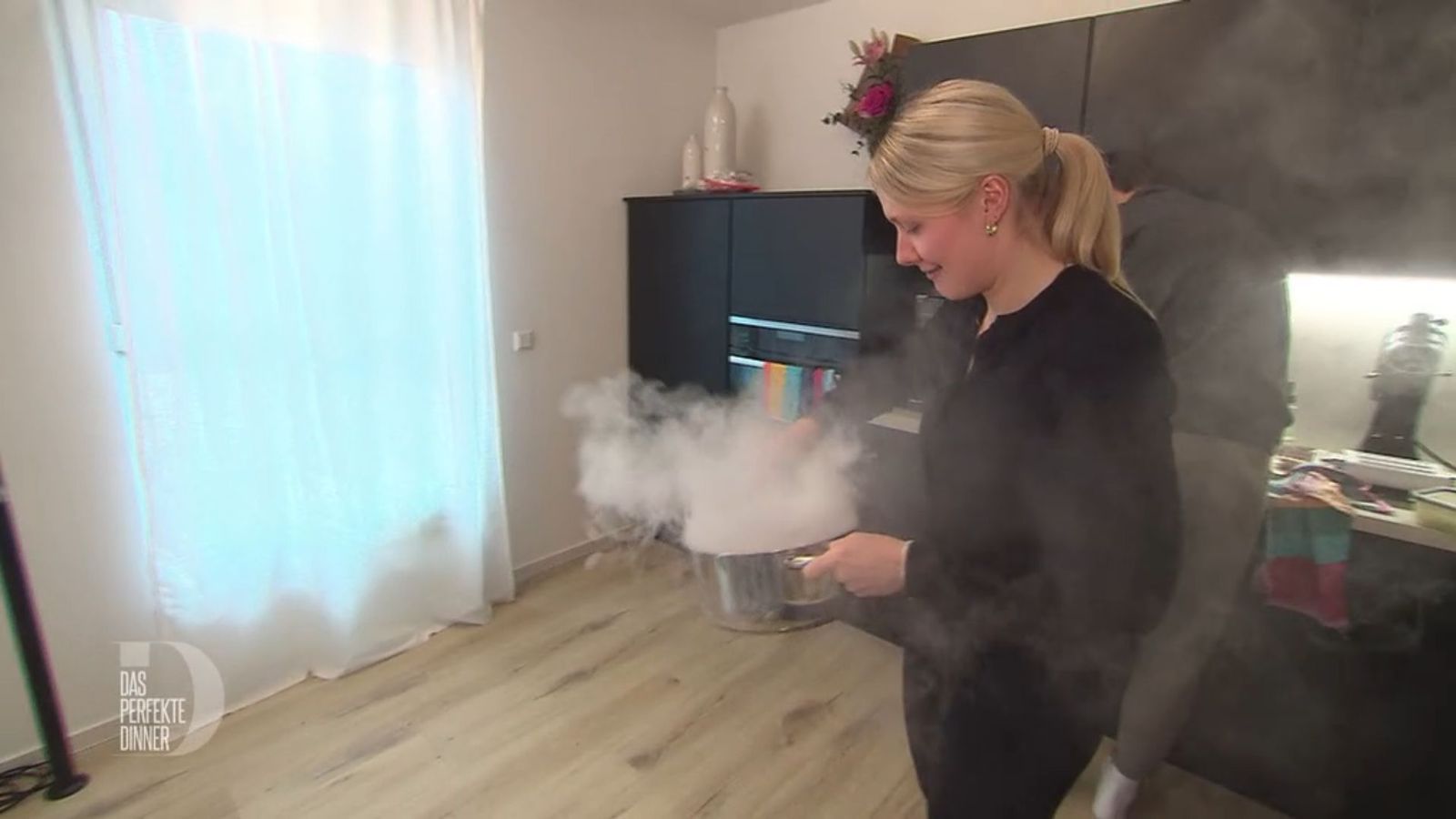 Überall Rauch: Schnell trägt Franzi den qualmenden Topf nach draußen.
 (Bild: RTL)