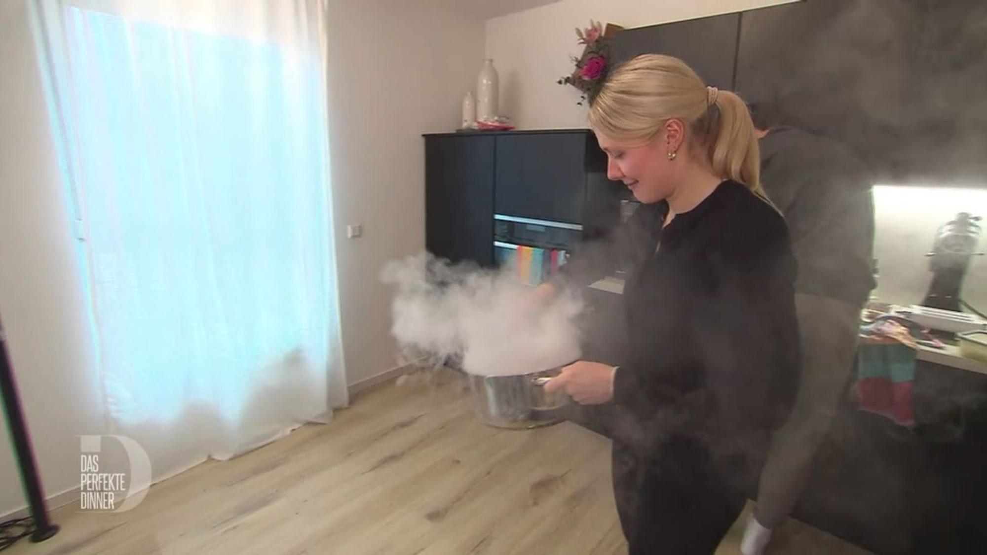 Überall Rauch: Schnell trägt Franzi den qualmenden Topf nach draußen.
(Bild: RTL)