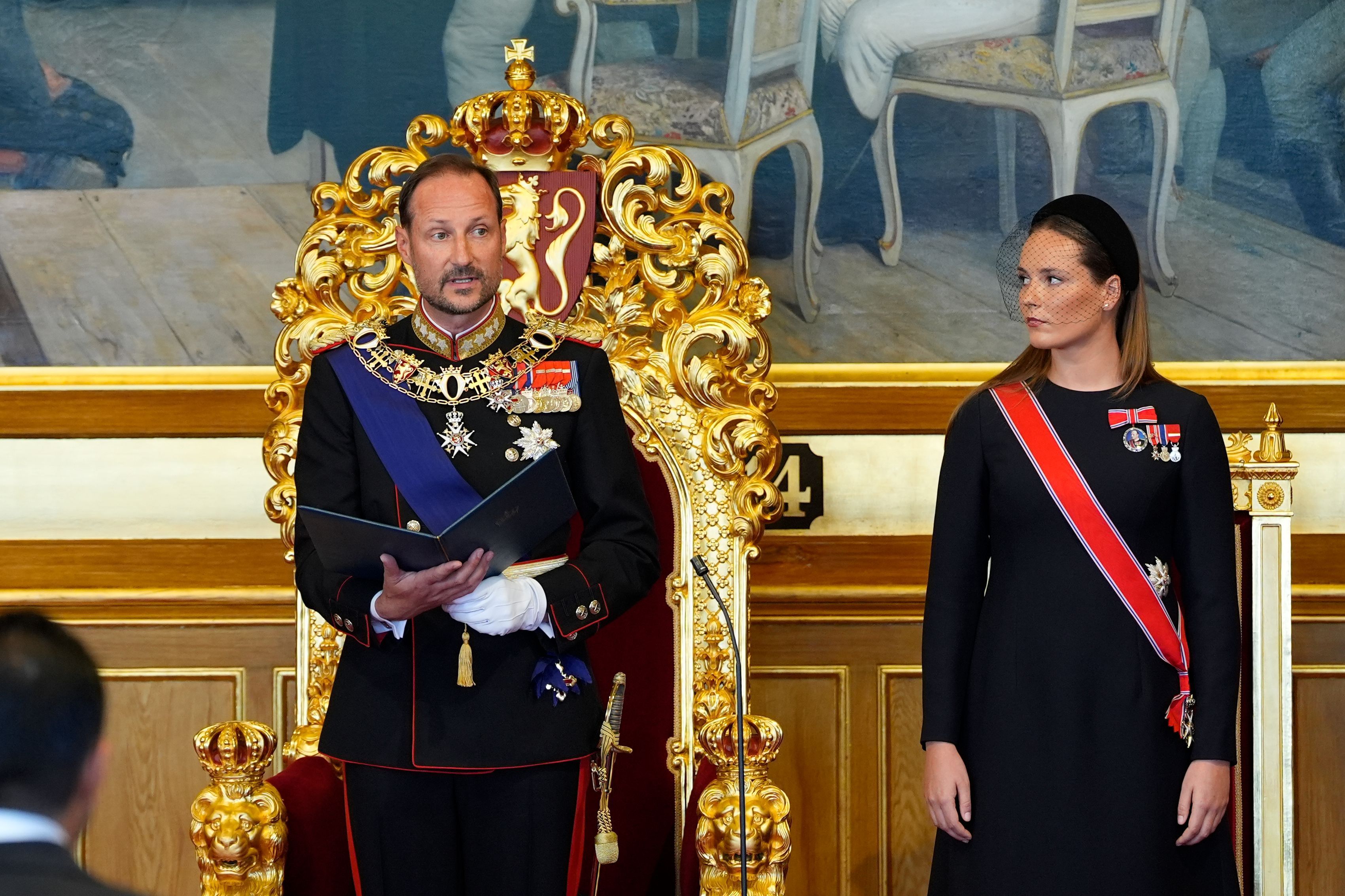 Norwegens Kronprinzessin Ingrid Alexandra (r.) steht neben ihrem Vater, König Haakon VIII. von Norwegen, während der Vereidigungszeremonie des neuen Königs auf die norwegische Verfassung im Plenarsaal des norwegischen Parlaments (Storting) in Oslo am 1. September 2026.