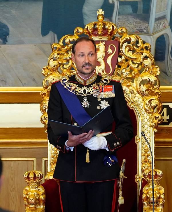 Norwegens Kronprinzessin Ingrid Alexandra (r.) steht neben ihrem Vater, König Haakon VIII. von Norwegen, während der Vereidigungszeremonie des neuen Königs auf die norwegische Verfassung im Plenarsaal des norwegischen Parlaments (Storting) in Oslo am 1. September 2026.
