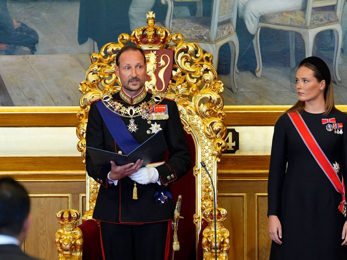 Norwegens Kronprinzessin Ingrid Alexandra (r.) steht neben ihrem Vater, König Haakon VIII. von Norwegen, während der Vereidigungszeremonie des neuen Königs auf die norwegische Verfassung im Plenarsaal des norwegischen Parlaments (Storting) in Oslo am 1. September 2026.