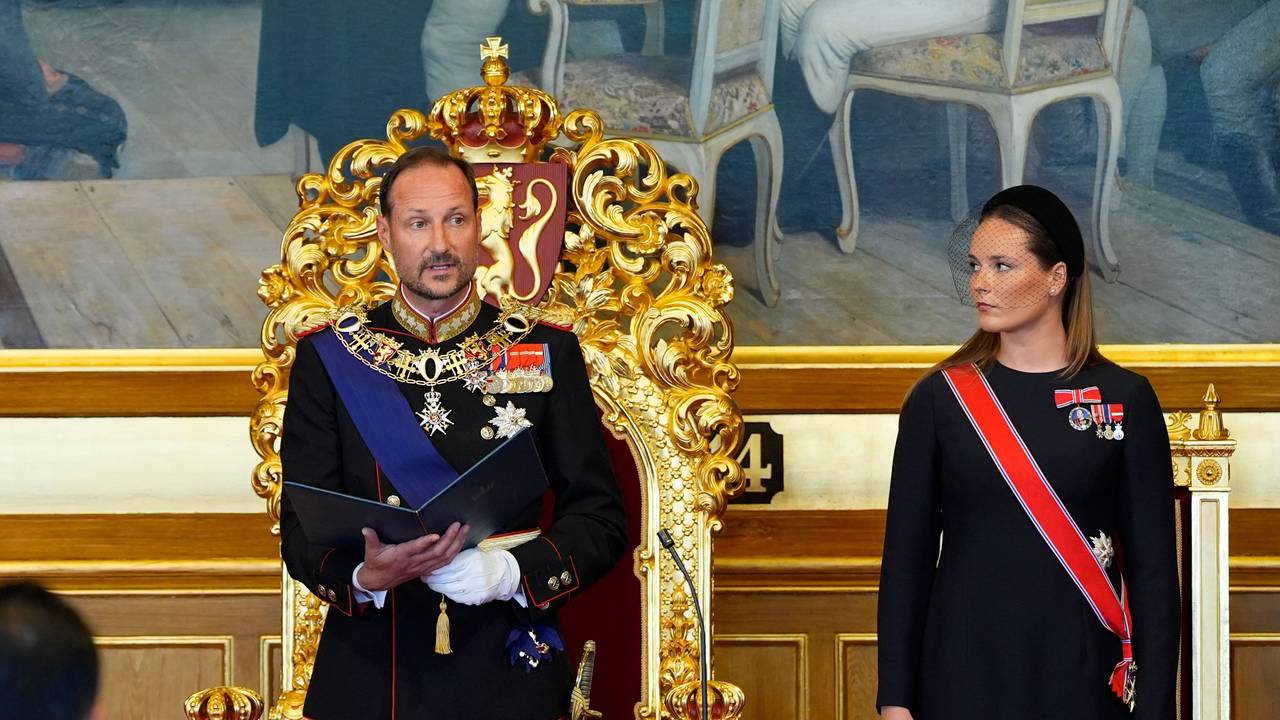 Norwegens Kronprinzessin Ingrid Alexandra (r.) steht neben ihrem Vater, König Haakon VIII. von Norwegen, während der Vereidigungszeremonie des neuen Königs auf die norwegische Verfassung im Plenarsaal des norwegischen Parlaments (Storting) in Oslo am 1. September 2026.