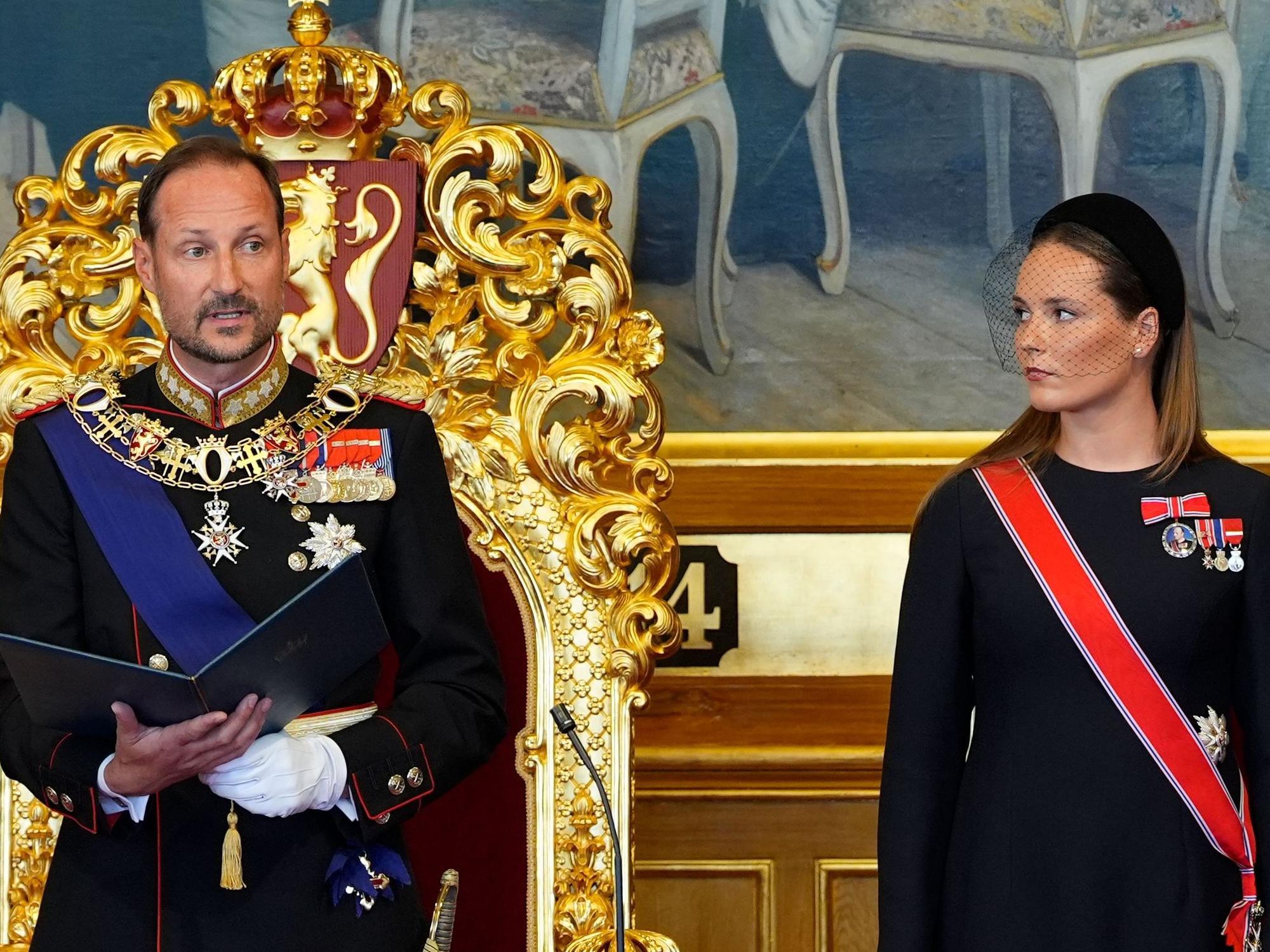 Norwegens Kronprinzessin Ingrid Alexandra (r.) steht neben ihrem Vater, König Haakon VIII. von Norwegen, während der Vereidigungszeremonie des neuen Königs auf die norwegische Verfassung im Plenarsaal des norwegischen Parlaments (Storting) in Oslo am 1. September 2026.