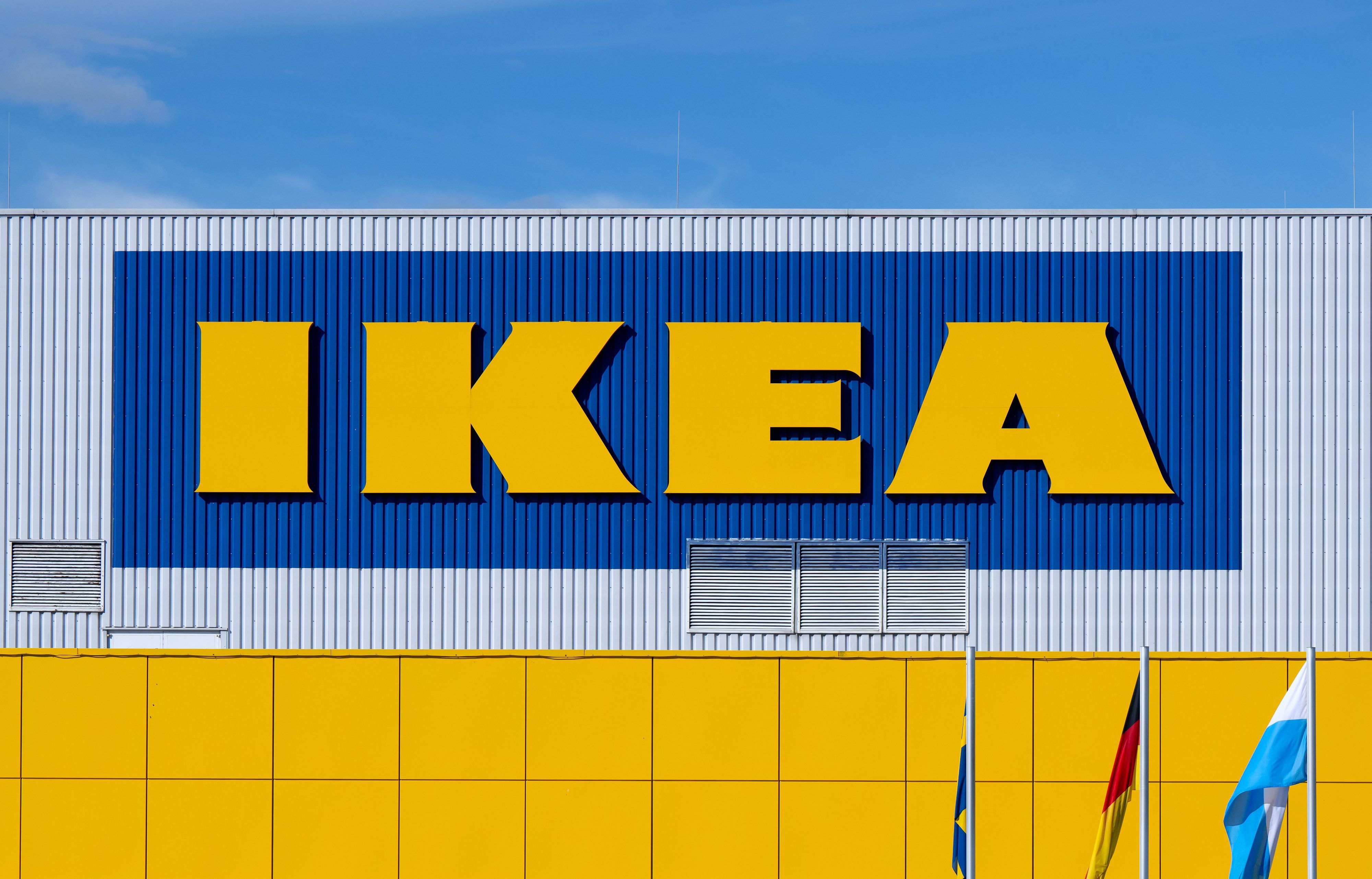 ARCHIV - 07.10.2024, Bayern, Eching: Das Logo von IKEA ist an der Fassade der Filiale Eching zu sehen. Am 17.10.1974 wurde mit dem Möbelhaus in Eching bei München die erste IKEA-Filiale in Deutschland eröffnet. (zu dpa: «Zwangsarbeit in DDR-Gefängnissen: Ikea zahlt sechs Millionen») Foto: Sven Hoppe/dpa +++ dpa-Bildfunk +++