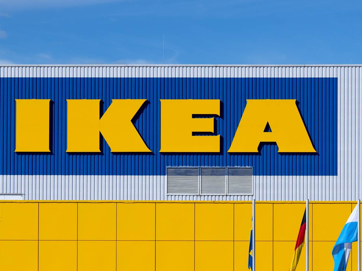 ARCHIV - 07.10.2024, Bayern, Eching: Das Logo von IKEA ist an der Fassade der Filiale Eching zu sehen. Am 17.10.1974 wurde mit dem Möbelhaus in Eching bei München die erste IKEA-Filiale in Deutschland eröffnet. (zu dpa: «Zwangsarbeit in DDR-Gefängnissen: Ikea zahlt sechs Millionen») Foto: Sven Hoppe/dpa +++ dpa-Bildfunk +++