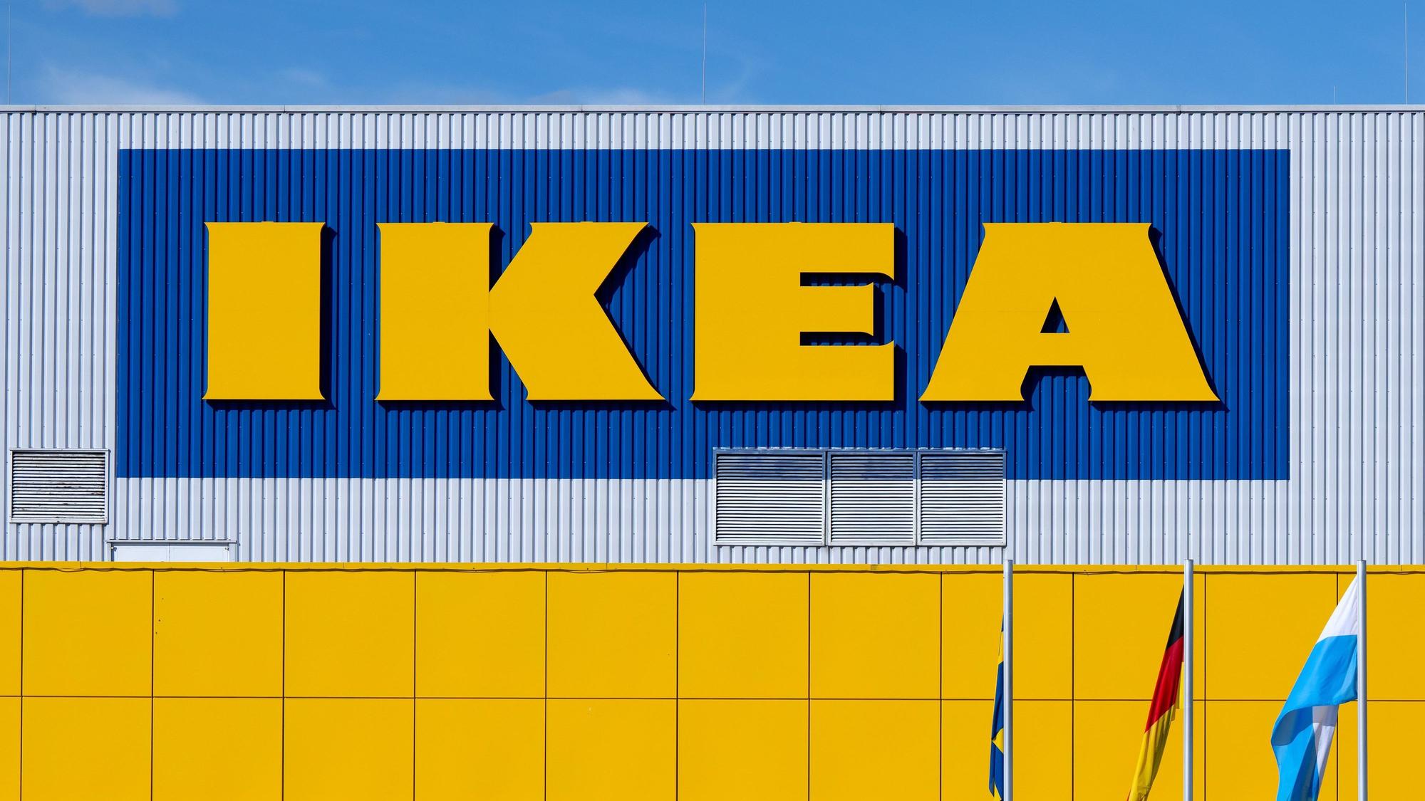 ARCHIV - 07.10.2024, Bayern, Eching: Das Logo von IKEA ist an der Fassade der Filiale Eching zu sehen. Am 17.10.1974 wurde mit dem Möbelhaus in Eching bei München die erste IKEA-Filiale in Deutschland eröffnet. (zu dpa: «Zwangsarbeit in DDR-Gefängnissen: Ikea zahlt sechs Millionen») Foto: Sven Hoppe/dpa +++ dpa-Bildfunk +++