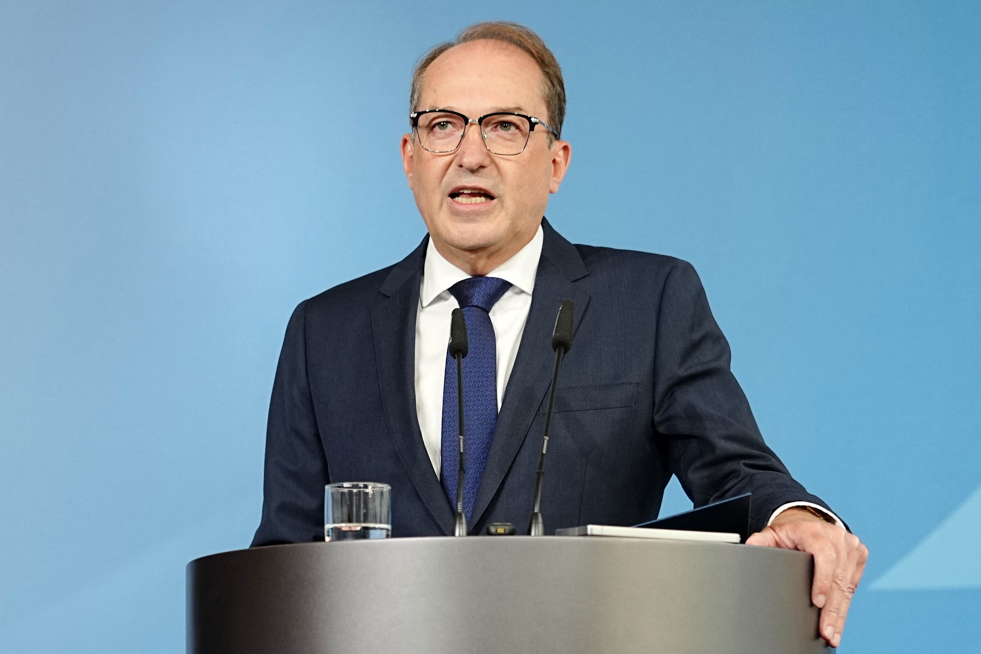 Bundesinnenminister Alexander Dobrindt (CSU) spricht bei einer Pressekonferenz zu den Entwicklungen im Fall der am Flughafen Leipzig/Halle gefundenen Sprengstoff-Drohne im Bundesinnenministerium.