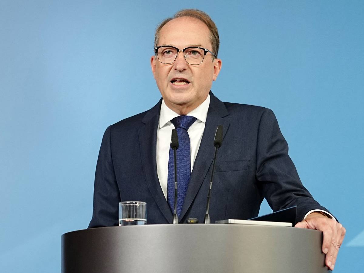 Bundesinnenminister Alexander Dobrindt (CSU) spricht bei einer Pressekonferenz zu den Entwicklungen im Fall der am Flughafen Leipzig/Halle gefundenen Sprengstoff-Drohne im Bundesinnenministerium.