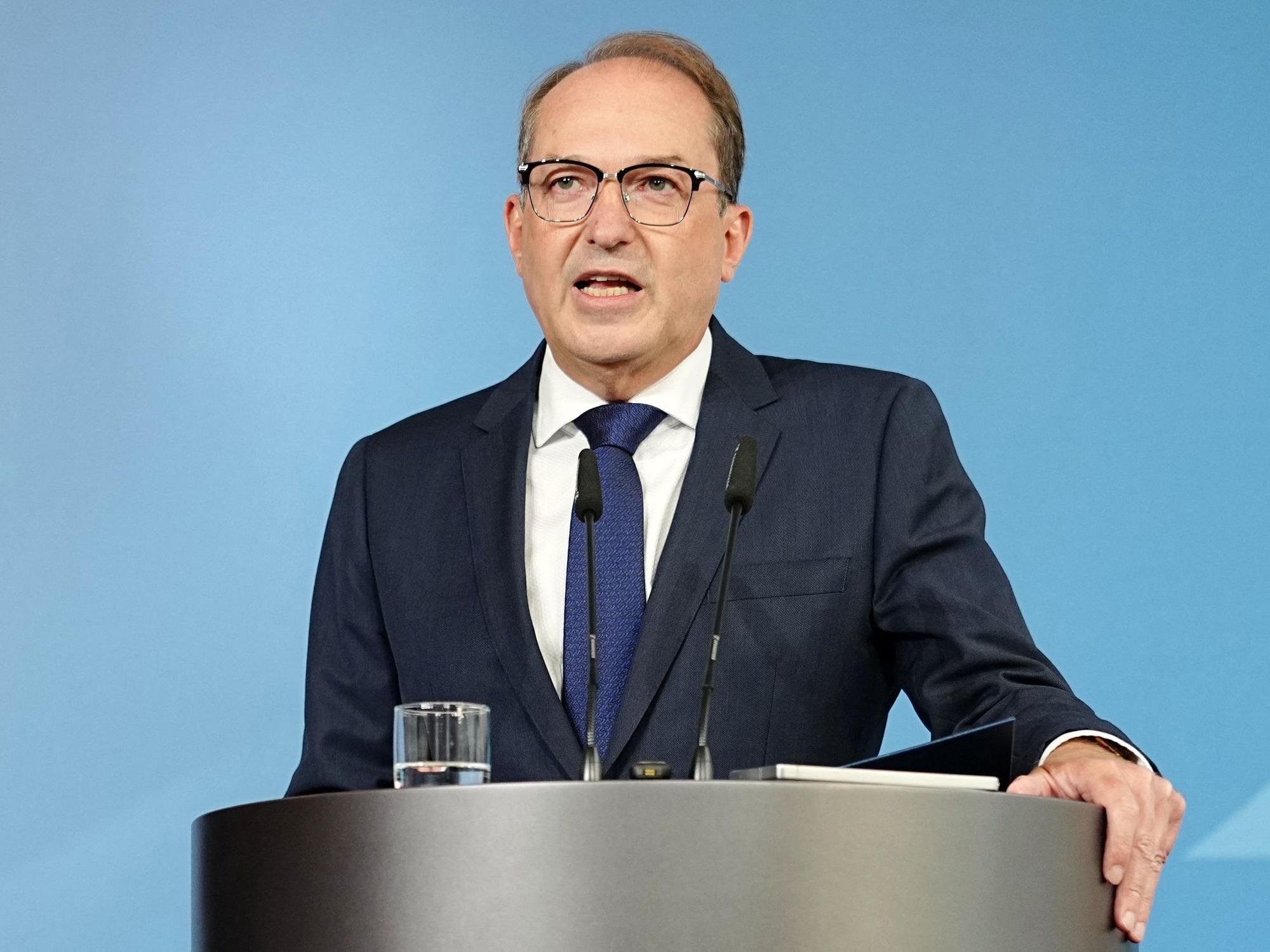 Bundesinnenminister Alexander Dobrindt (CSU) spricht bei einer Pressekonferenz zu den Entwicklungen im Fall der am Flughafen Leipzig/Halle gefundenen Sprengstoff-Drohne im Bundesinnenministerium.