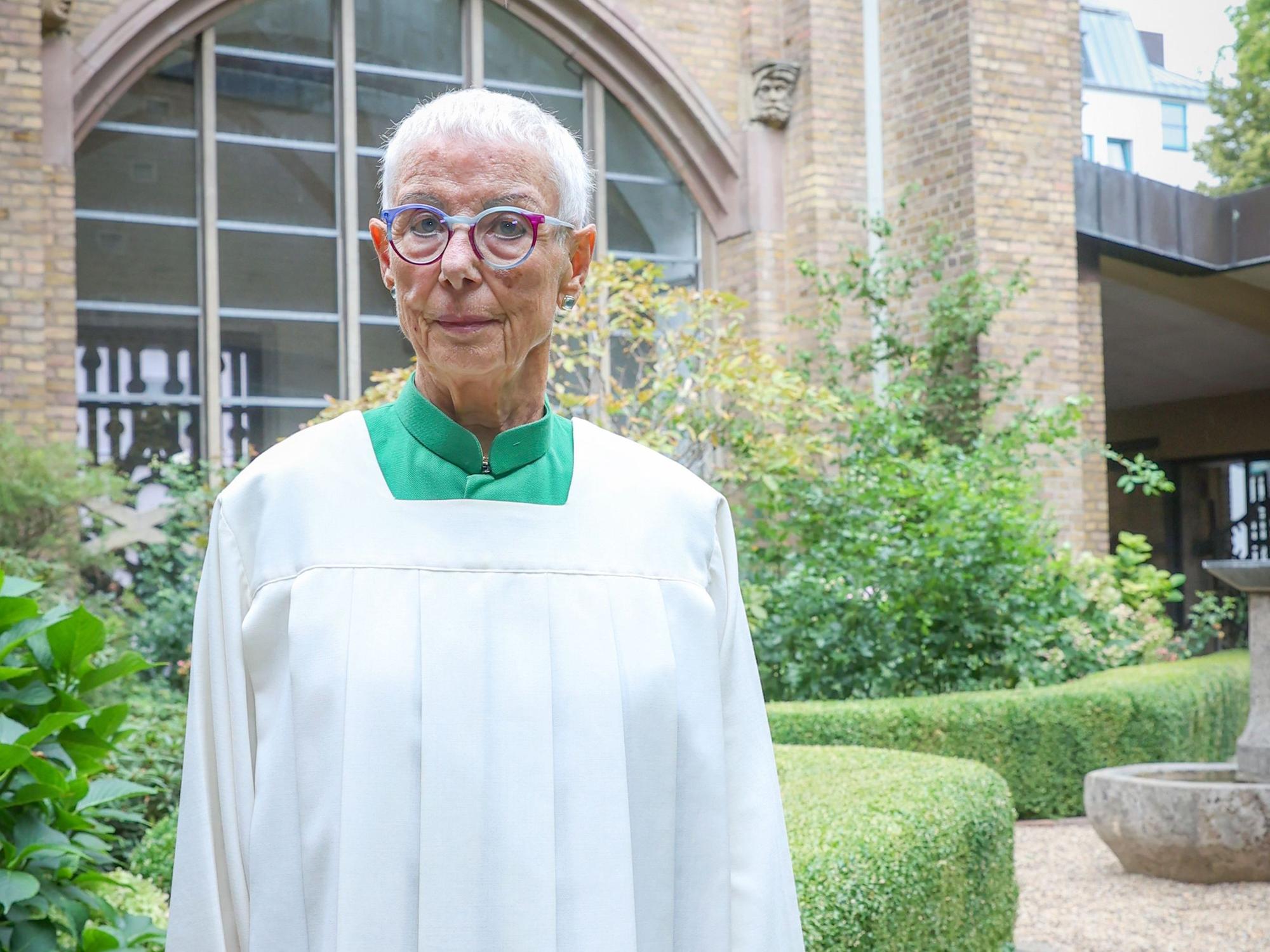 29.08.2026. Köln: Leonore Kalmes ist 90 Jahre alt und mutmaßlich Kölns älteste Ministrantin. Jeden Samstag dient sie in St. Mauritius Messe. Foto: Martina Goyert