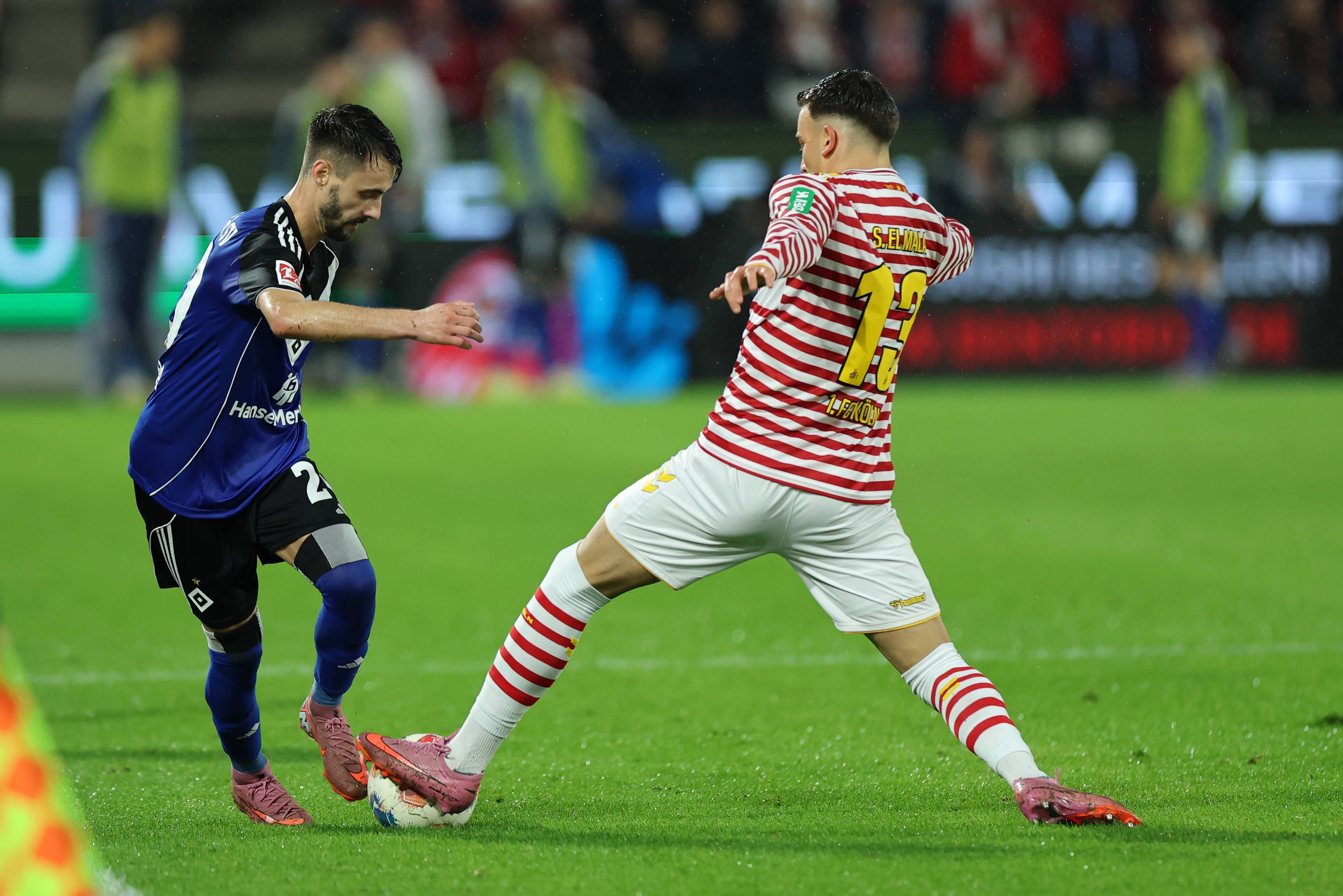 Fabio Vieira geht gegen Said El Mala ins Dribbling.