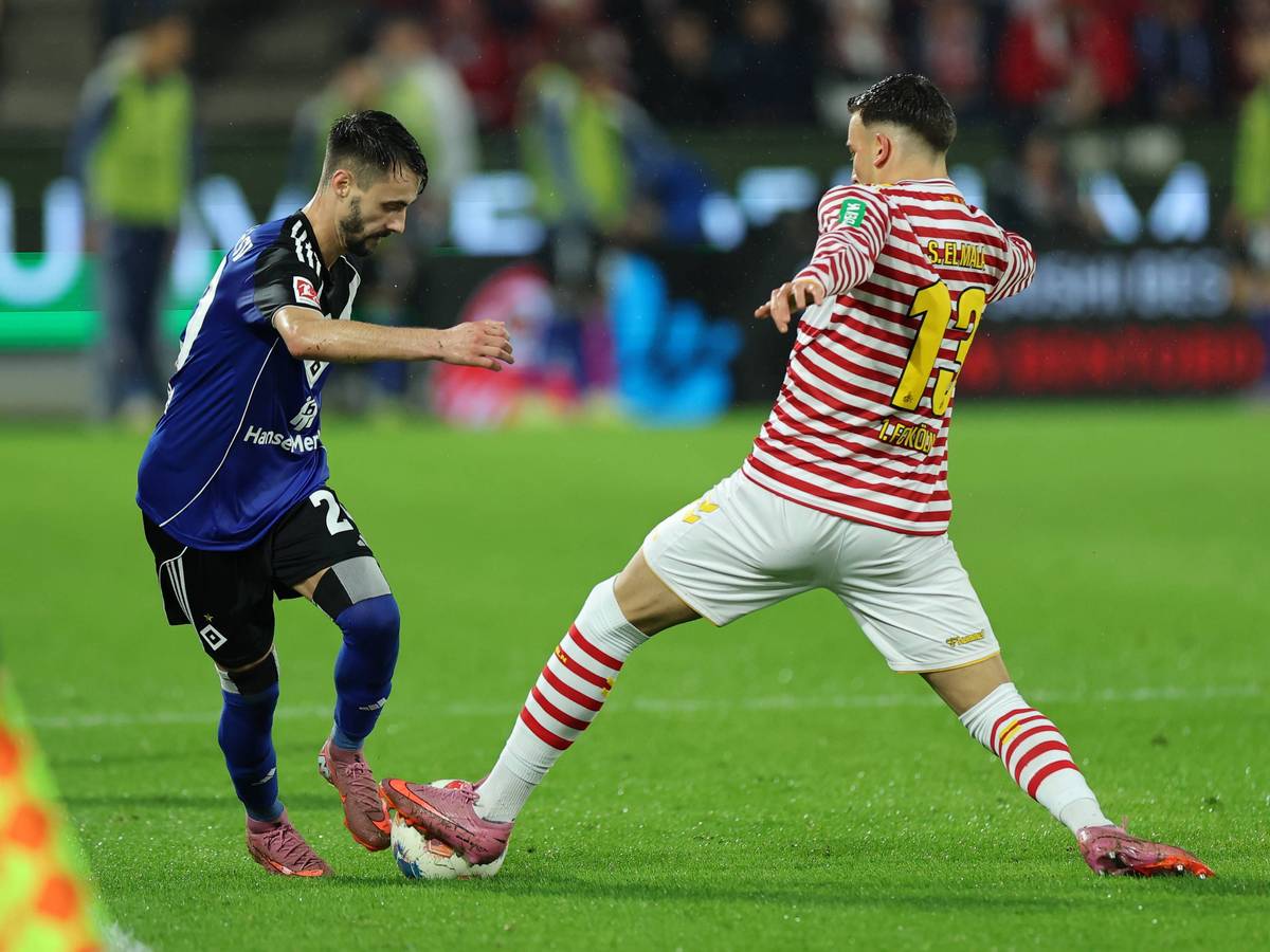 Fabio Vieira geht gegen Said El Mala ins Dribbling.