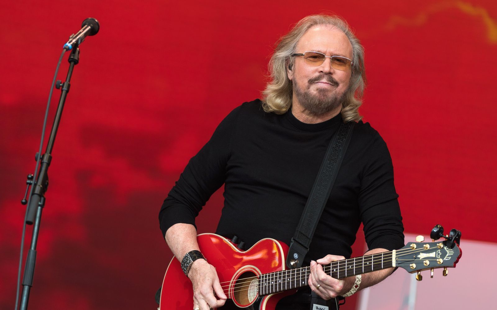 Barry Gibb, hier zu sehen bei einem Auftritt im Jahr 2017, hat sich weitgehend aus dem öffentlichen Leben zurückgezogen. Am 1. September feiert die Bee-Gees-Legende ihren 80. Geburtstag. (Bild: 2017 Getty Images/Ian Gavan)