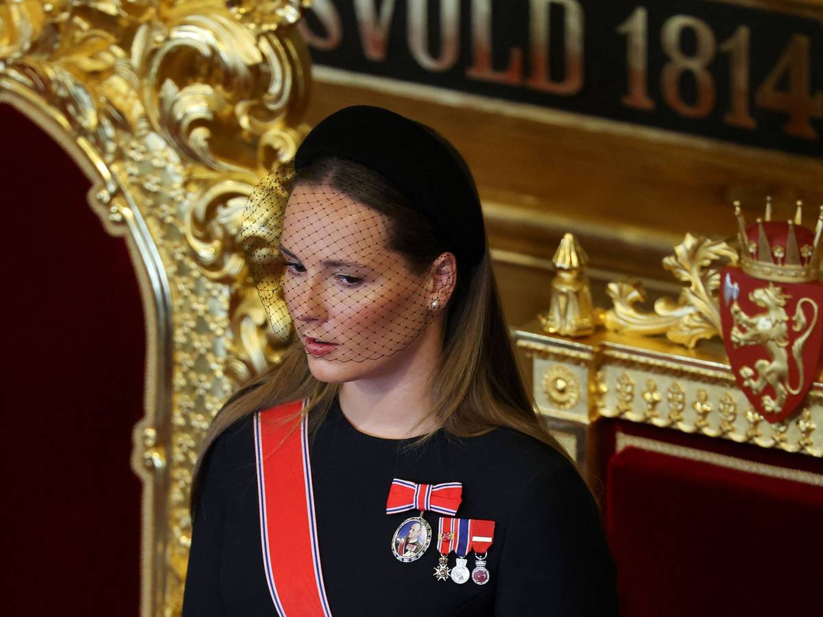 Kronprinzessin Ingrid Alexandra während der Vereidigung ihres Vaters König Haakon VIII. im norwegischen Parlament in Oslo.
