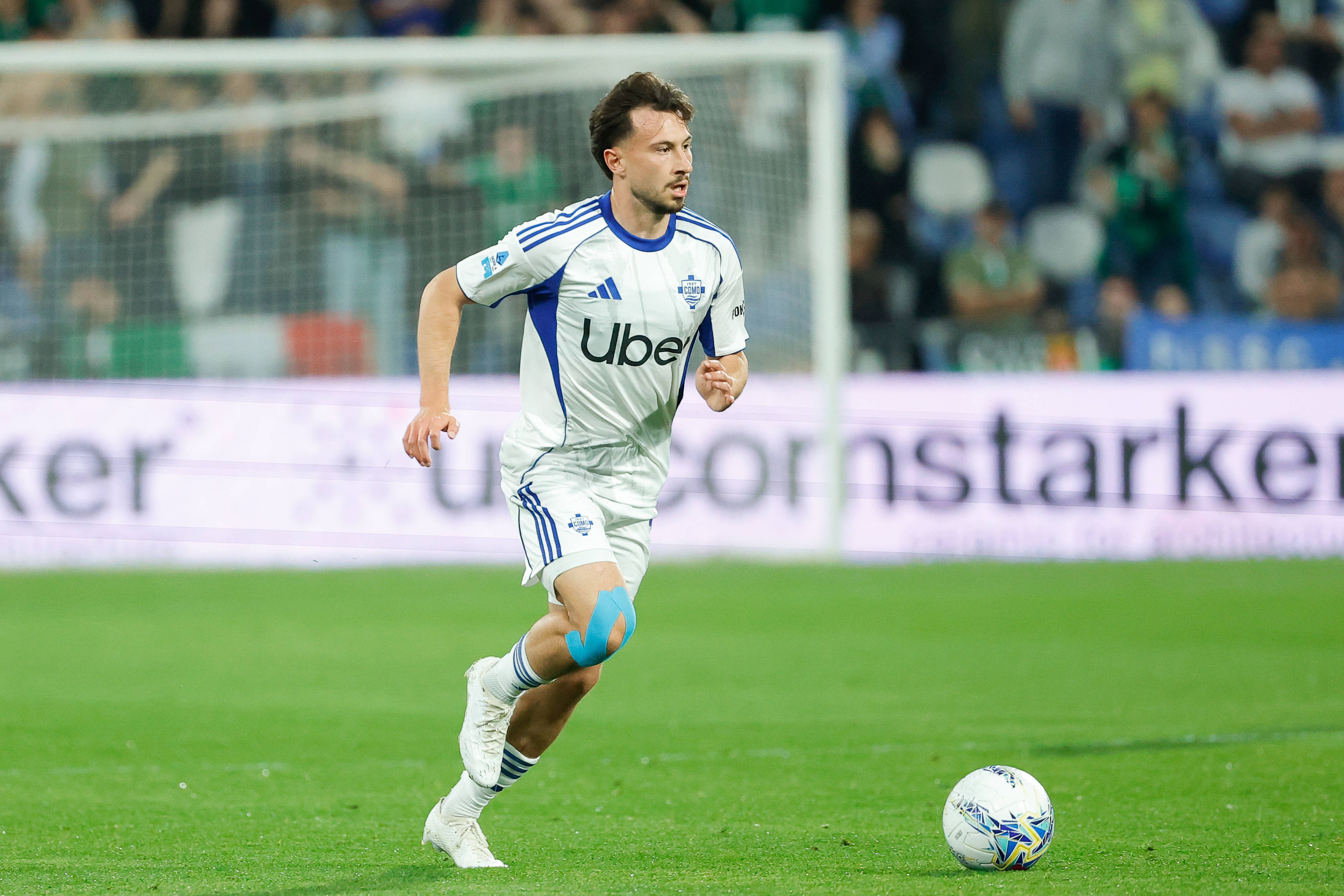 Nicolas Kühn für Como 1907 am Ball.