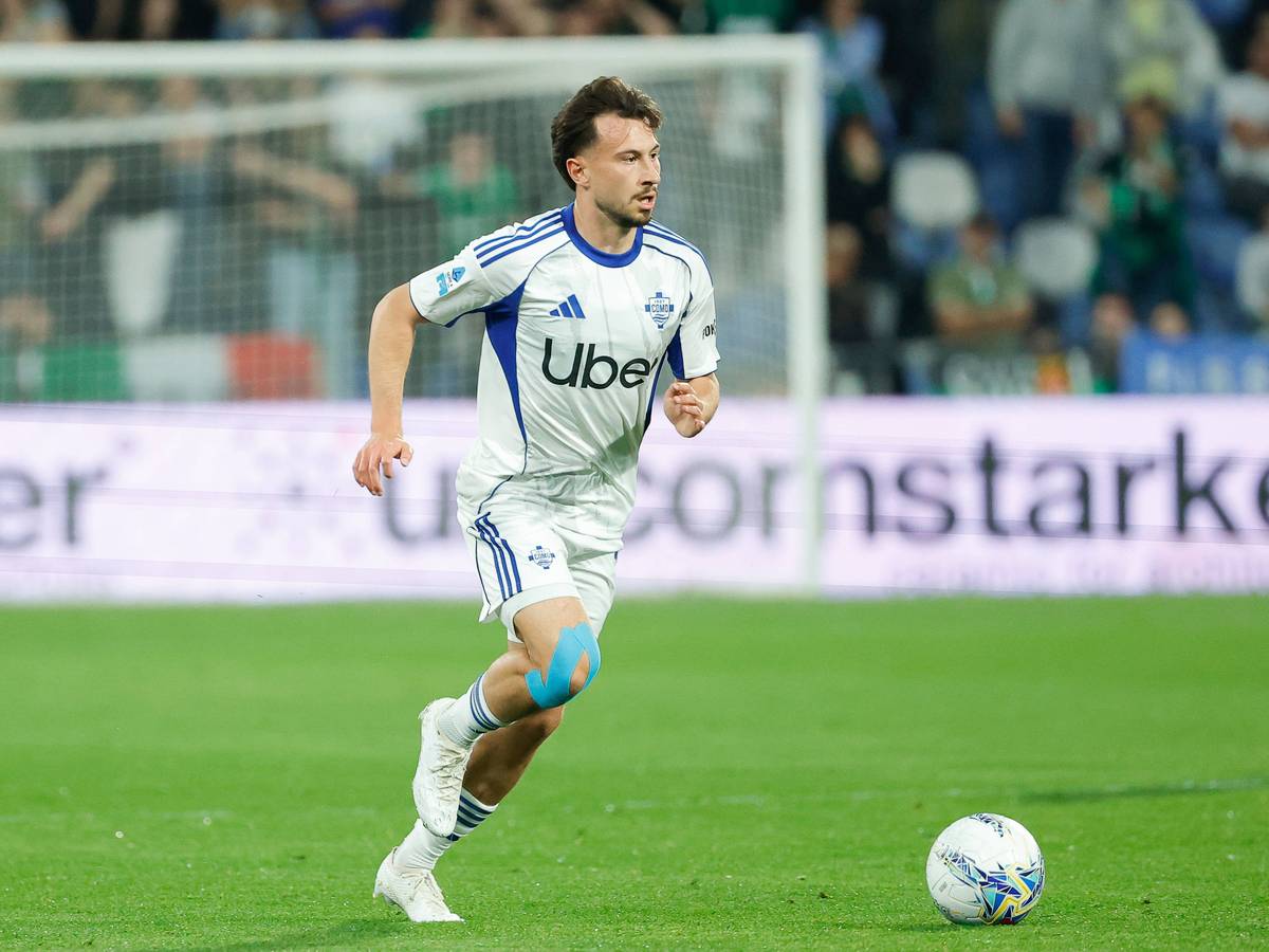 Nicolas Kühn für Como 1907 am Ball.
