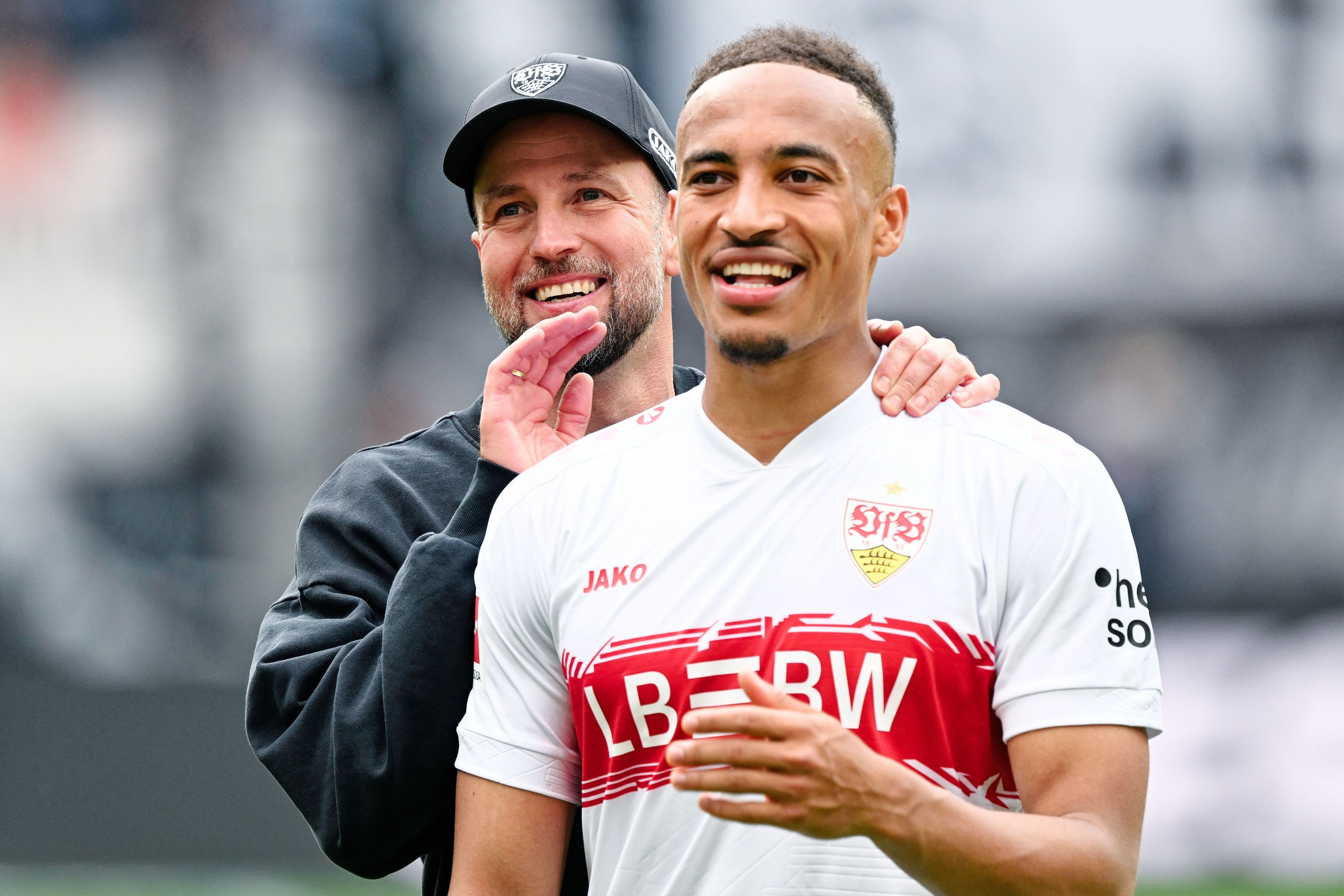 Sebastian Hoeneß klopft Jamie Leweling auf die Schulter.