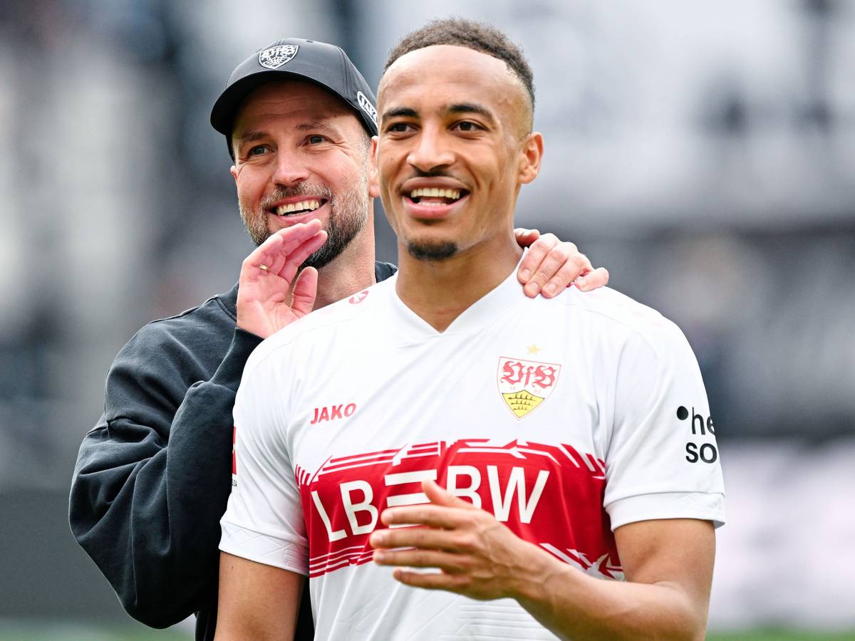 Sebastian Hoeneß klopft Jamie Leweling auf die Schulter.