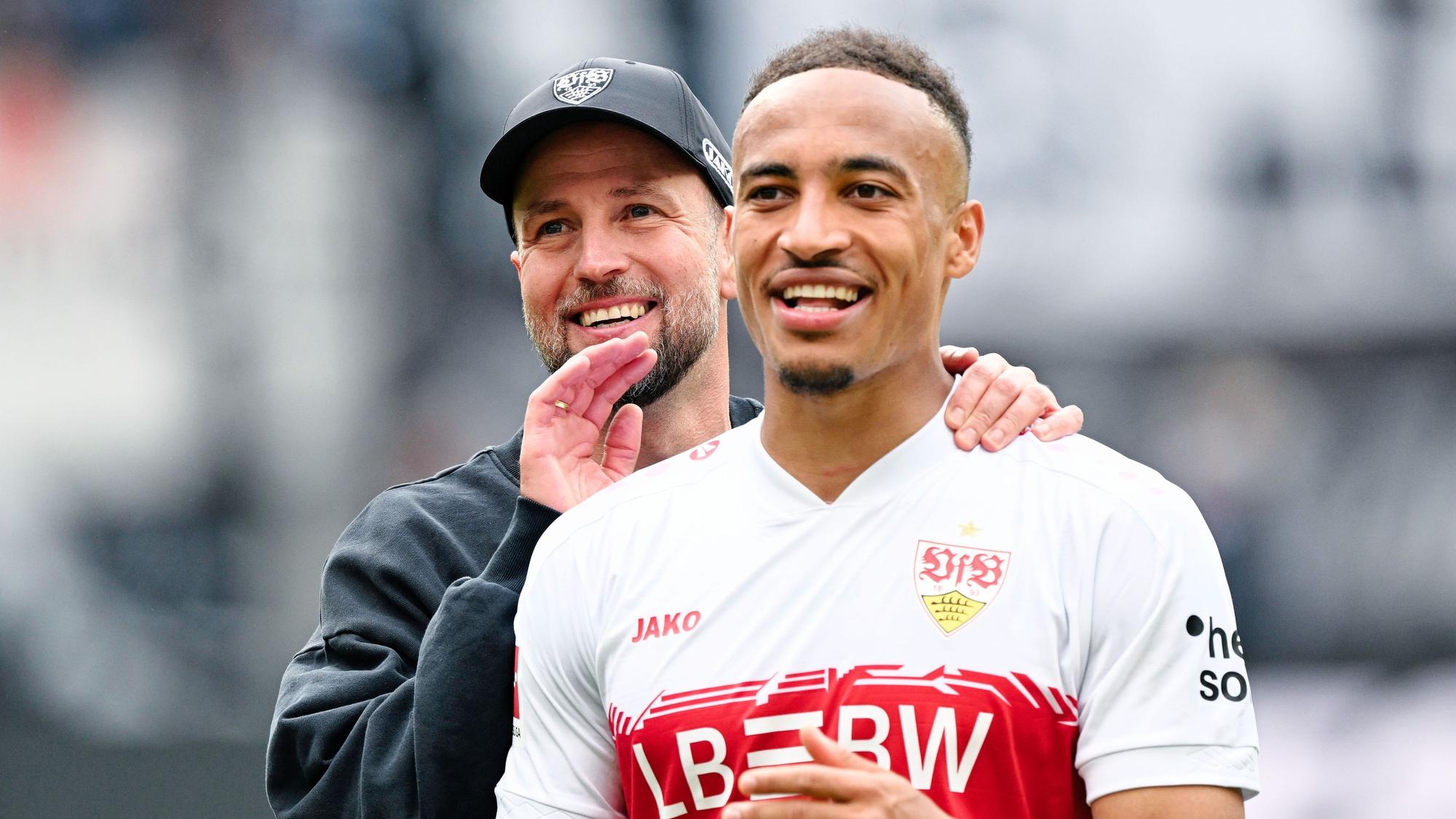 Sebastian Hoeneß klopft Jamie Leweling auf die Schulter.