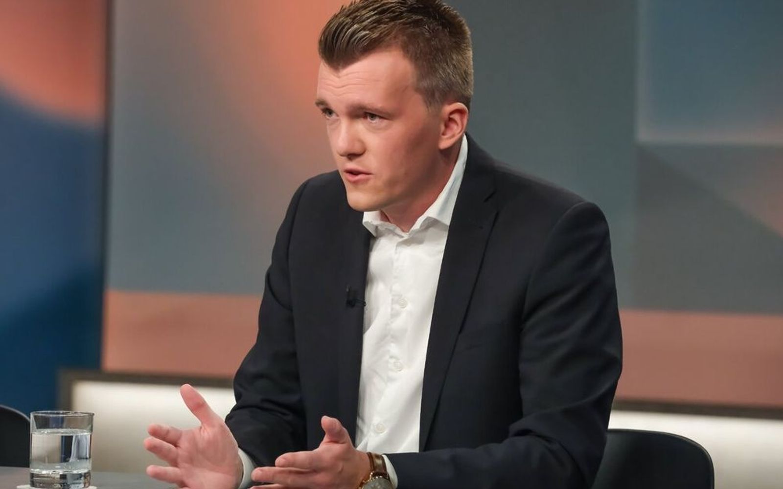 Luca Piwodda ärgerte sich bei „Hart aber fair“ über die etablierten Parteien. (Bild: WDR/Oliver Ziebe)