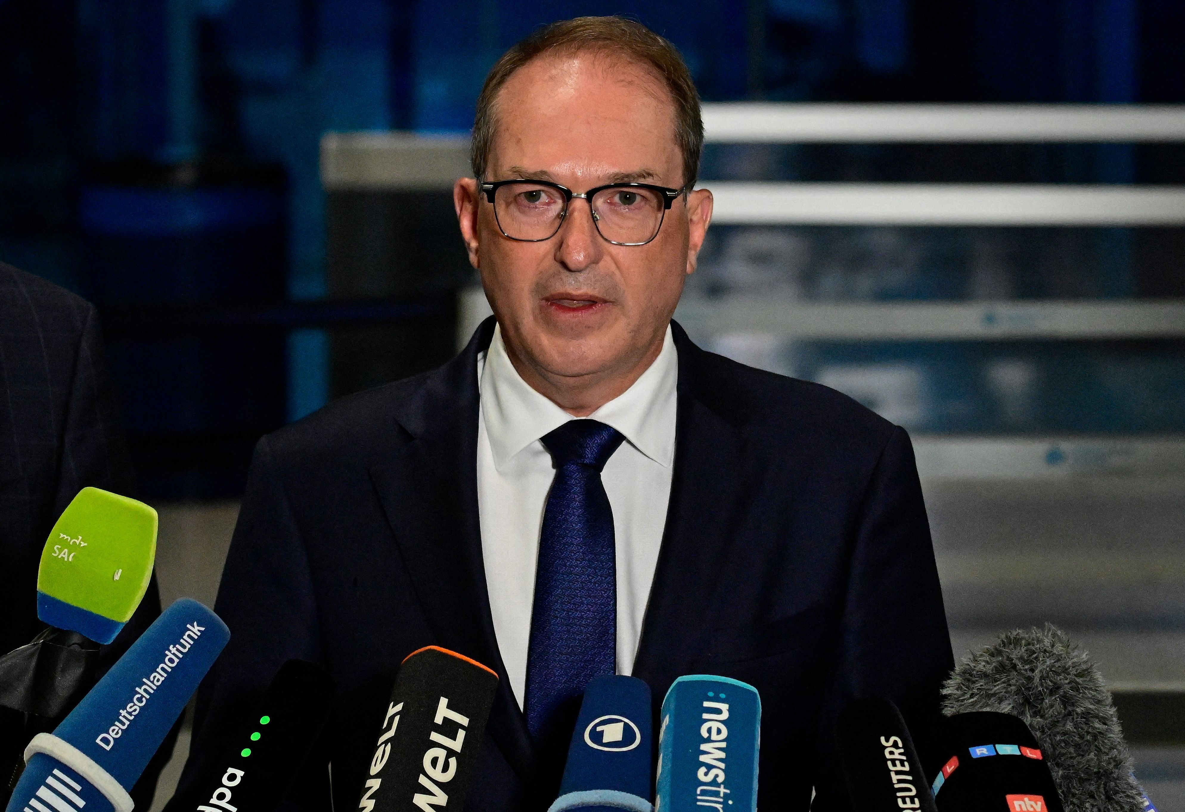 Innenminister Alexander Dobrindt (CSU) am Airport in Leipzig-Halle. (Archivbild)