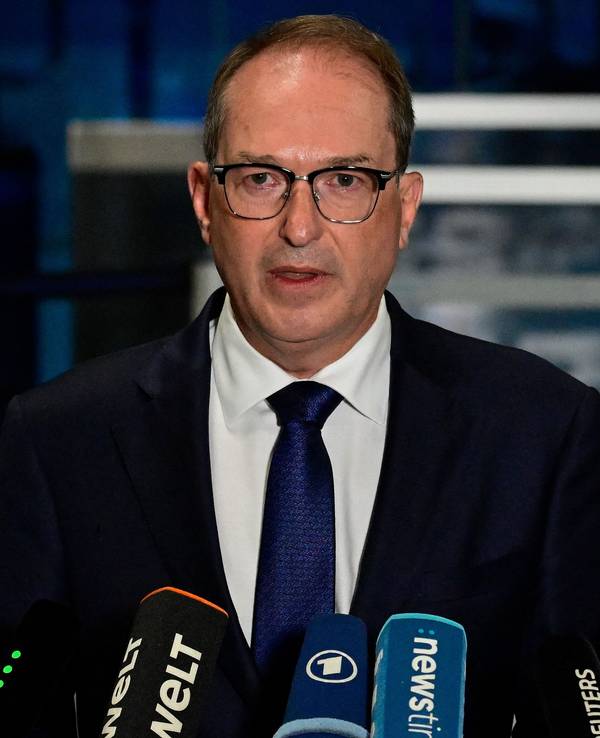 Innenminister Alexander Dobrindt (CSU) am Airport in Leipzig-Halle. (Archivbild)