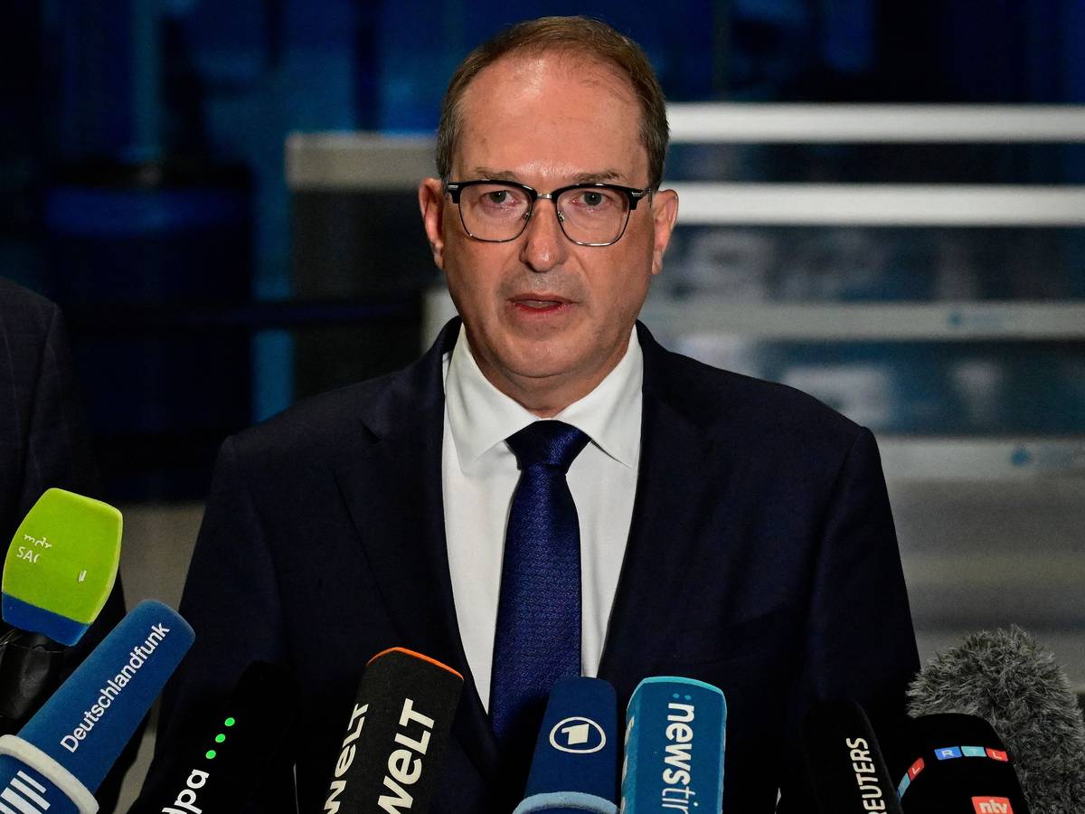 Innenminister Alexander Dobrindt (CSU) am Airport in Leipzig-Halle. (Archivbild)