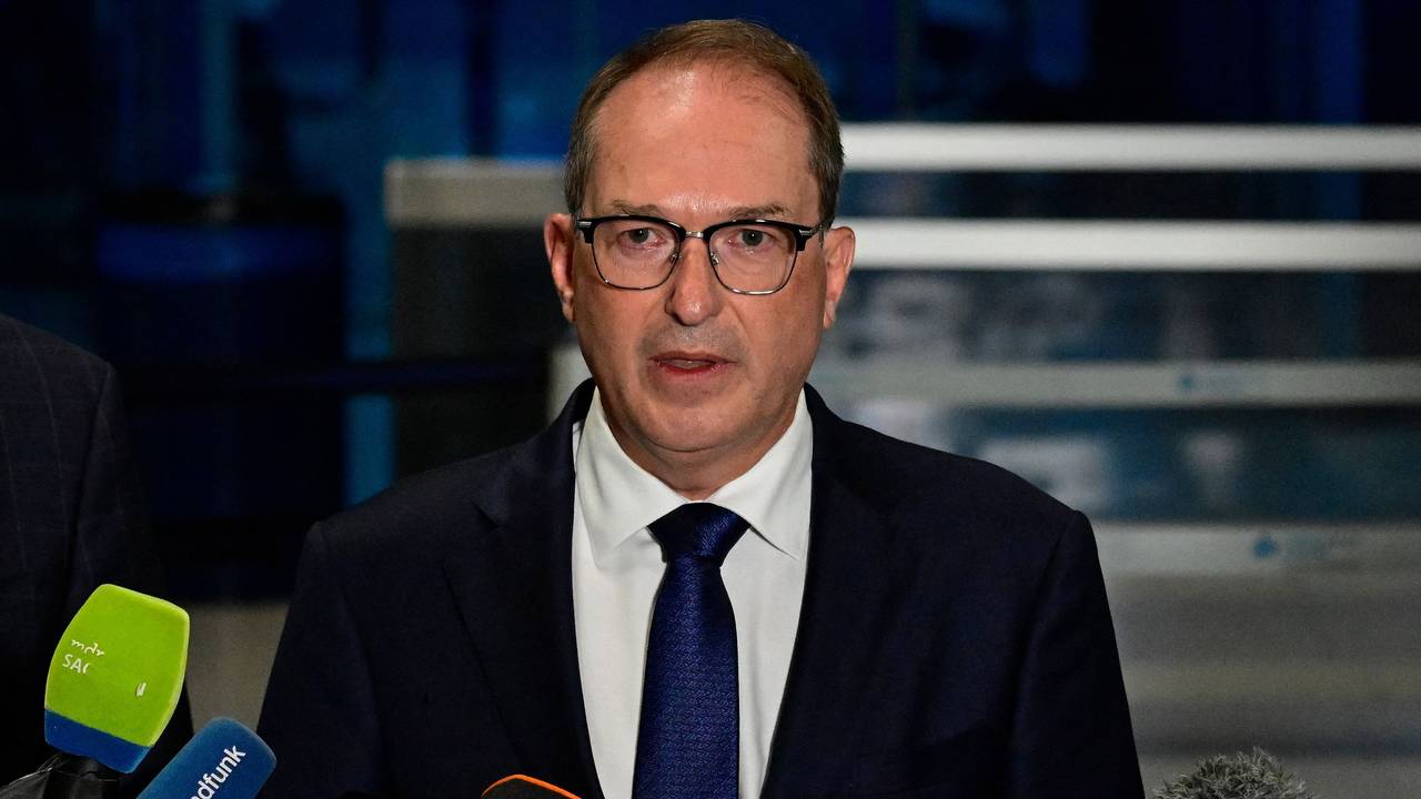 Innenminister Alexander Dobrindt (CSU) am Airport in Leipzig-Halle. (Archivbild)