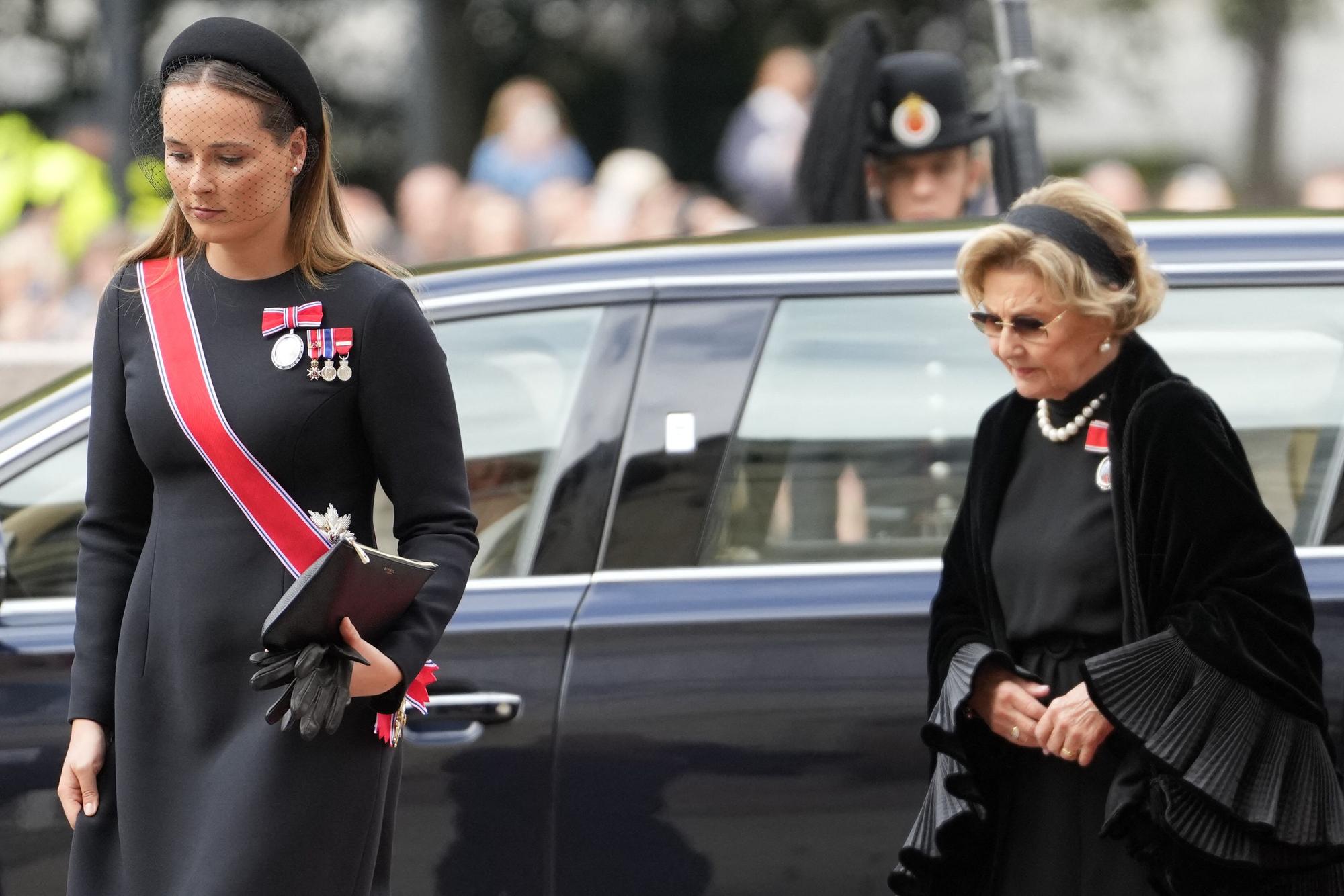 Kronprinzessin Ingrid Alexandra und Königin Sonja treffen am Parlament in Oslo ein.