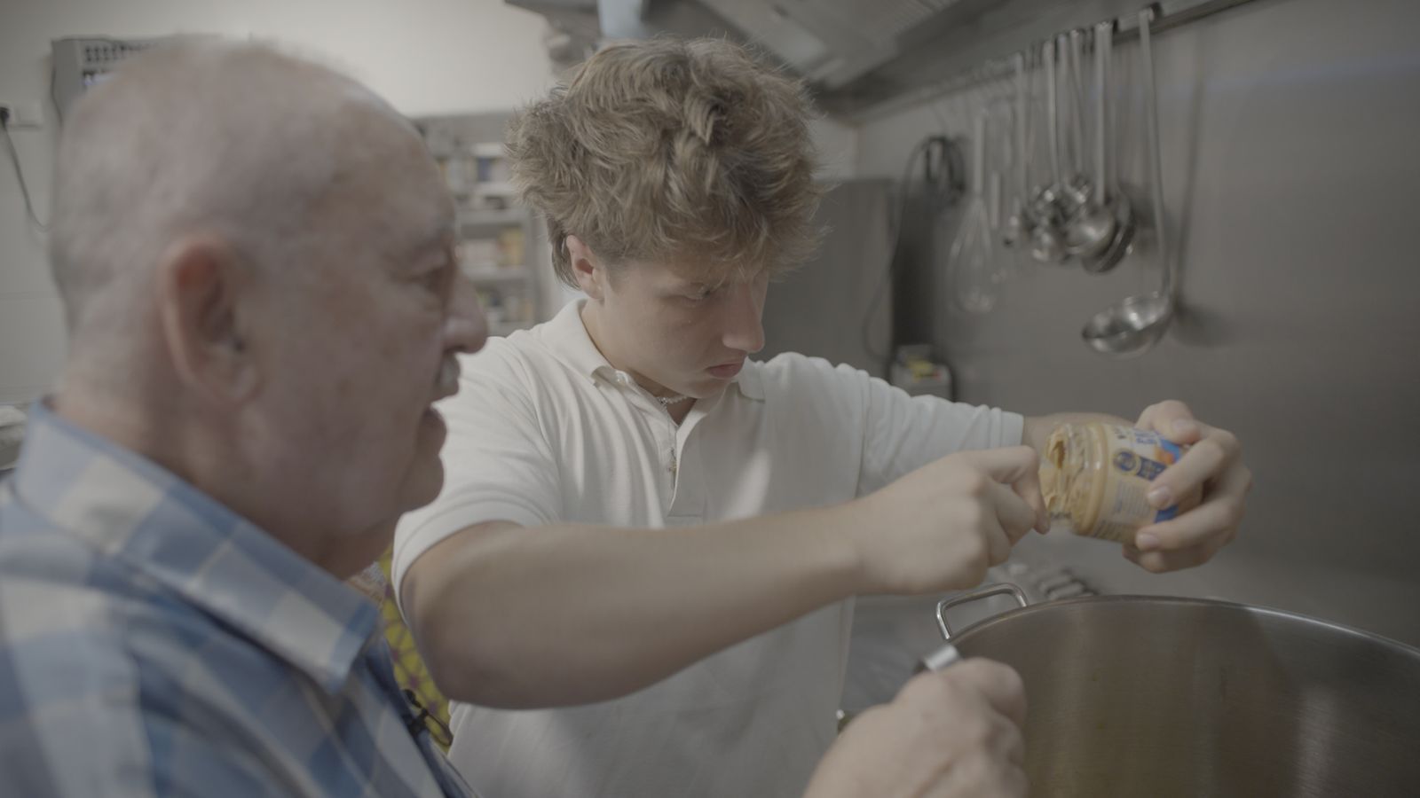 Die beiden Servicekräfte Ben (19) und Gunther (77) kochen zusammen in der Gaststätte „Wundertüte“. (Bild: ZDF / Florian Kroker)