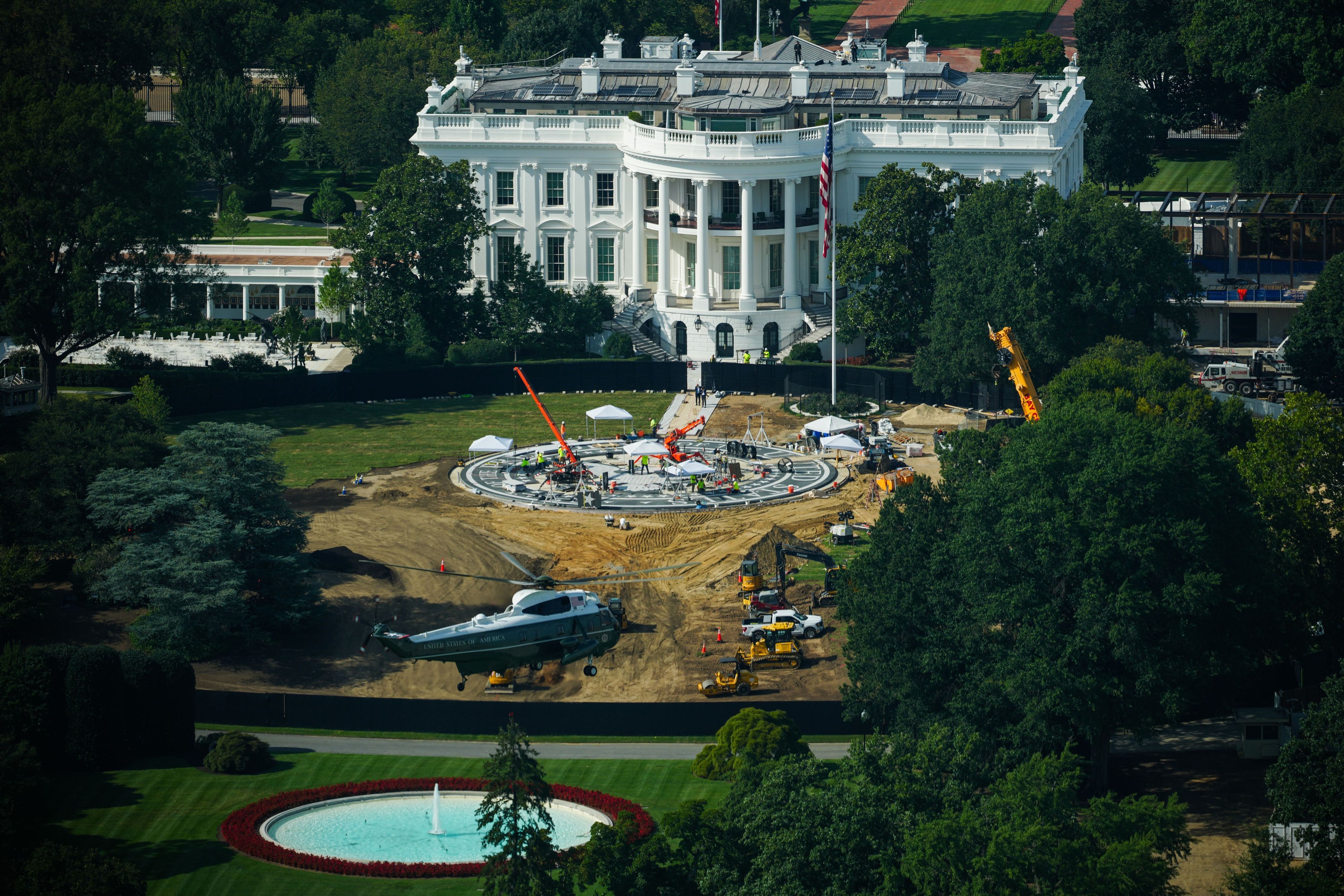21.08.2026, USA, Washington: „Marine One“ mit US-Präsident Trump fliegt nach dem Start von der Ellipse über das Weiße Haus hinweg, gesehen vom Washington Monument in Washington aus. Foto: Julia Demaree Nikhinson/AP/dpa +++ dpa-Bildfunk +++