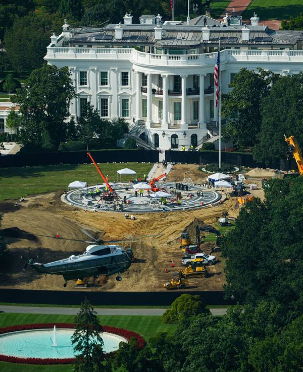 21.08.2026, USA, Washington: „Marine One“ mit US-Präsident Trump fliegt nach dem Start von der Ellipse über das Weiße Haus hinweg, gesehen vom Washington Monument in Washington aus. Foto: Julia Demaree Nikhinson/AP/dpa +++ dpa-Bildfunk +++